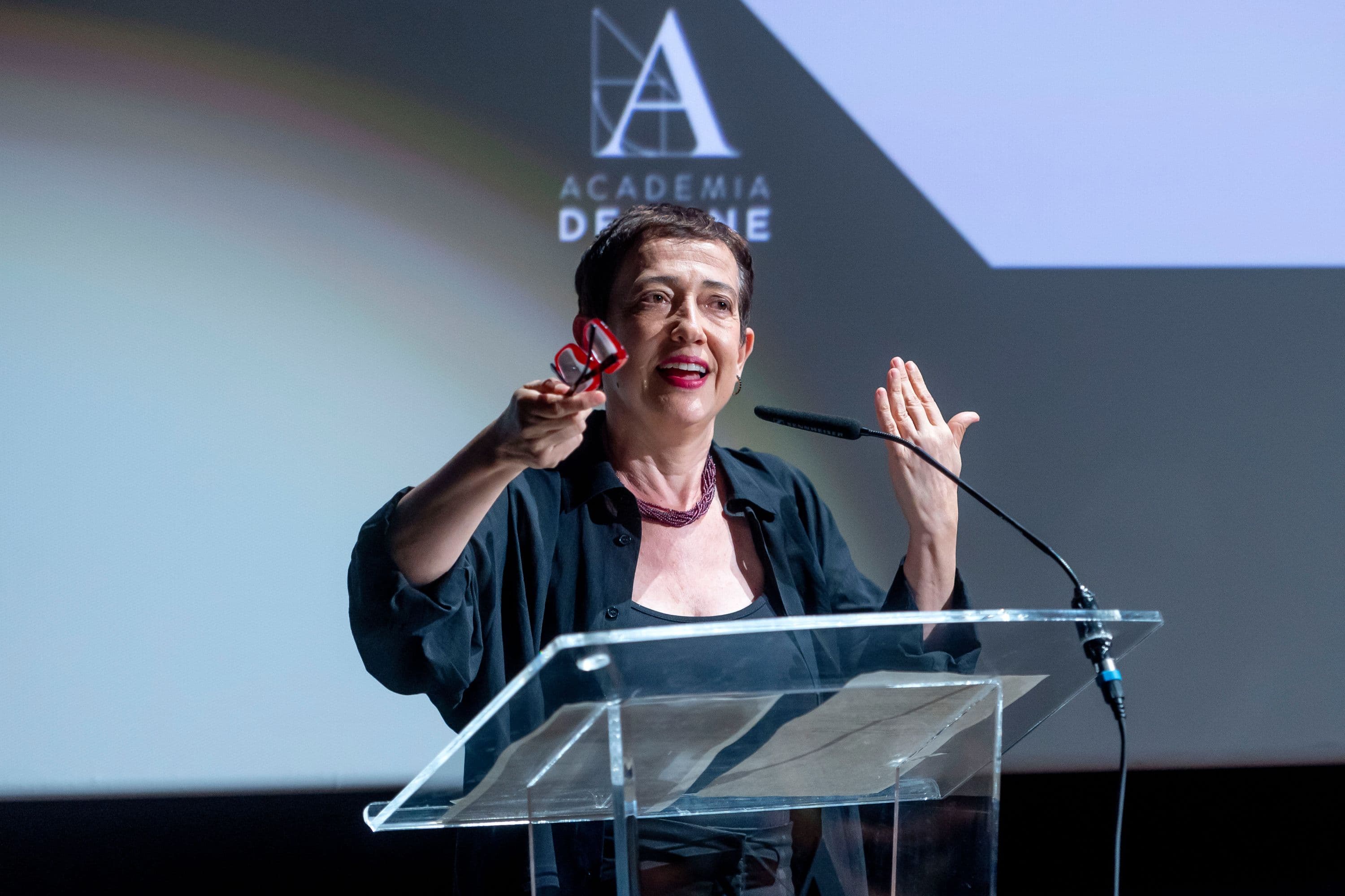 La periodista María Guerra durante su discurso de agradecimiento en la Academia de Cine