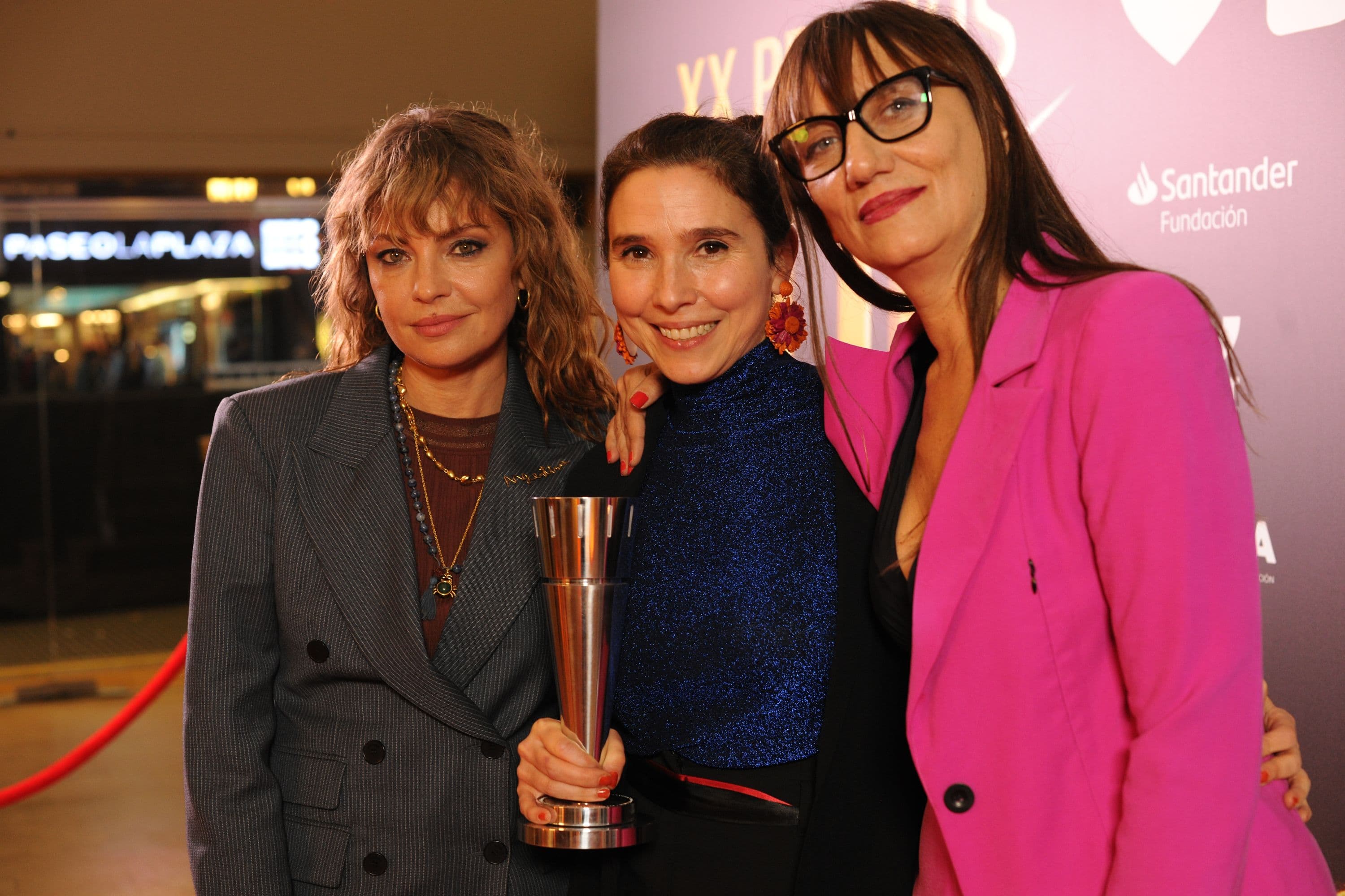 Dolores Fonzi, Laura Paredes y Agustina San Martín, guionistas de 'Belén', posan con el Premio Sur a Mejor Guion adaptado en el photocall de la edición 20 en junio de 2026