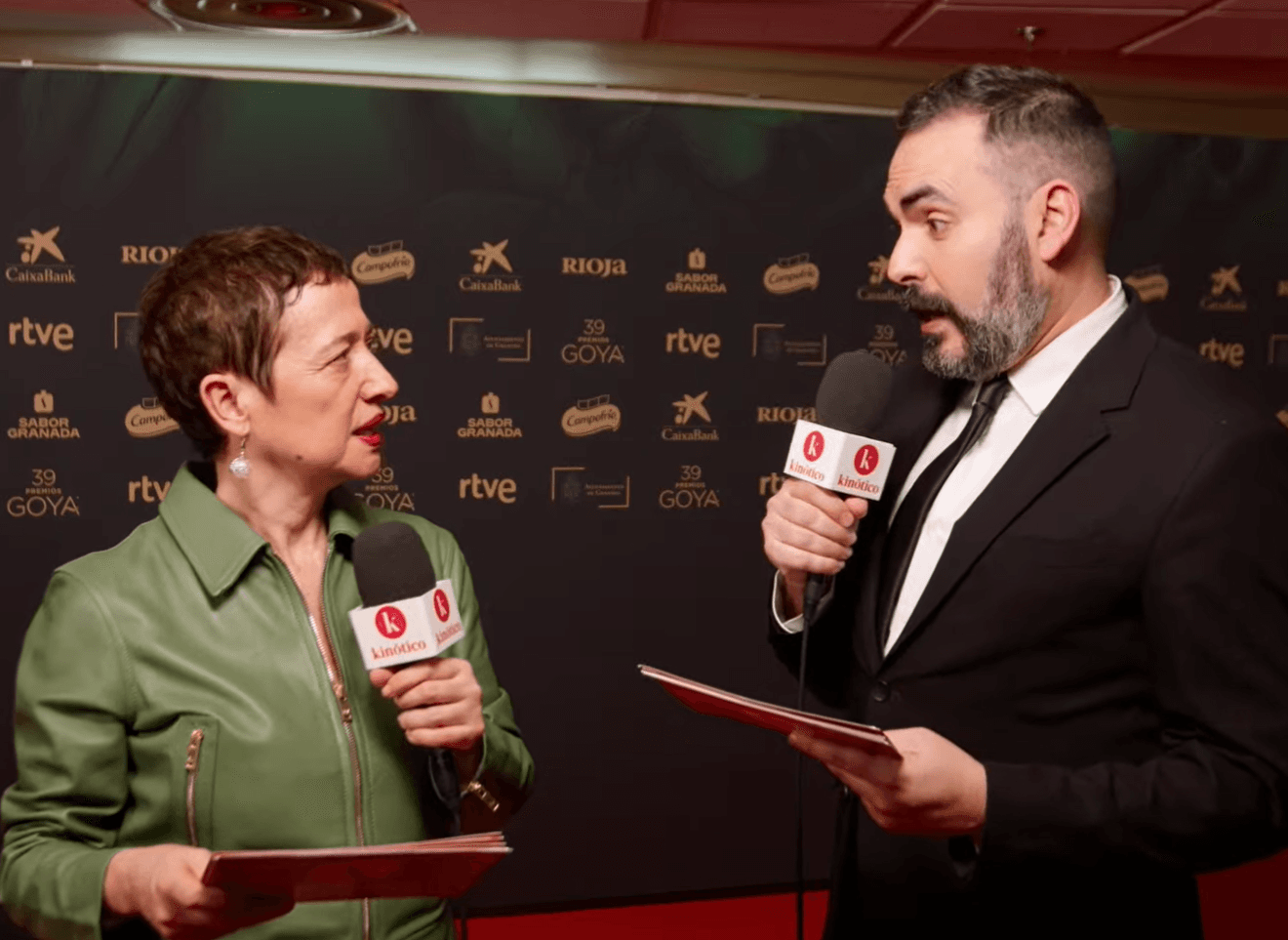 David Martos y María Guerra durante la retransmisión de la alfombra roja de los Premios Goya 2025