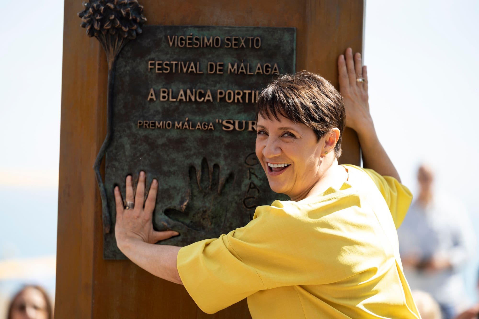 La actriz Blanca Portillo descubre el monolito dedicado a su Premio Málaga - SUR del Festival de Málaga