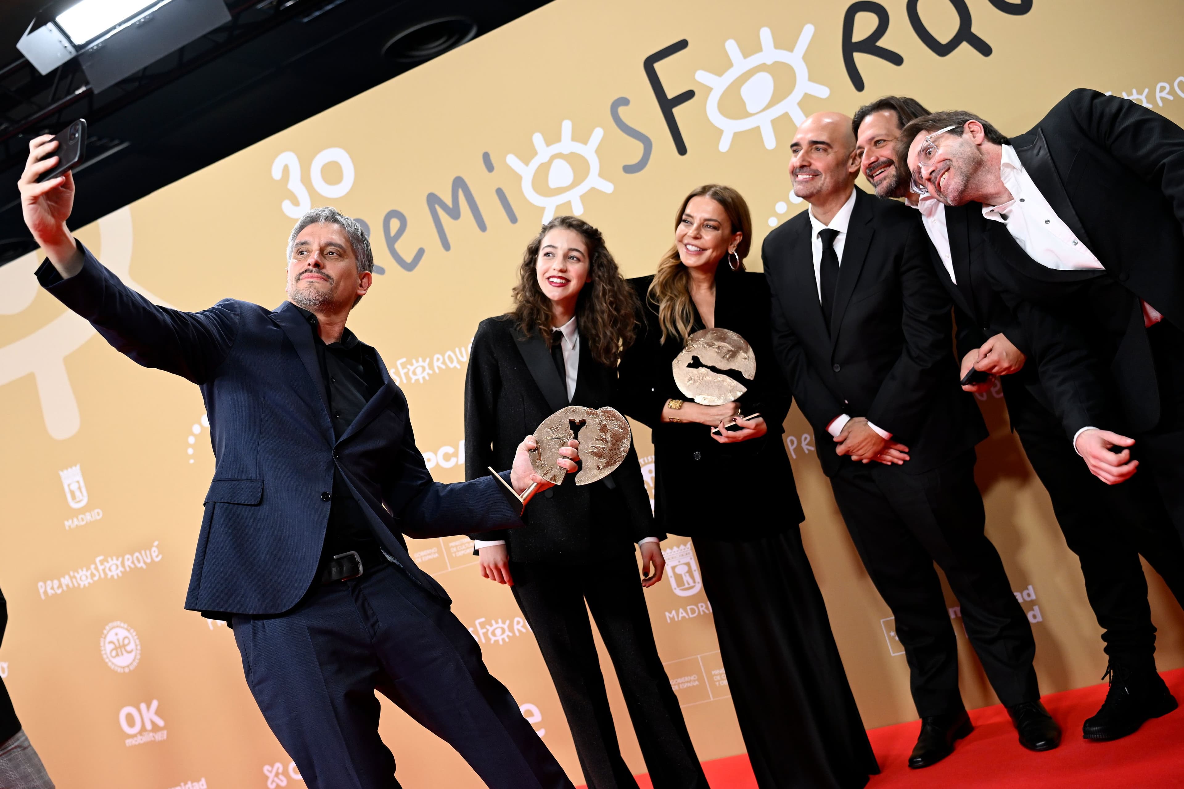 Marcel Barrena, director de 'El 47', fotografía a su equipo tras ganar el Forqué 2024 a la Mejor Película