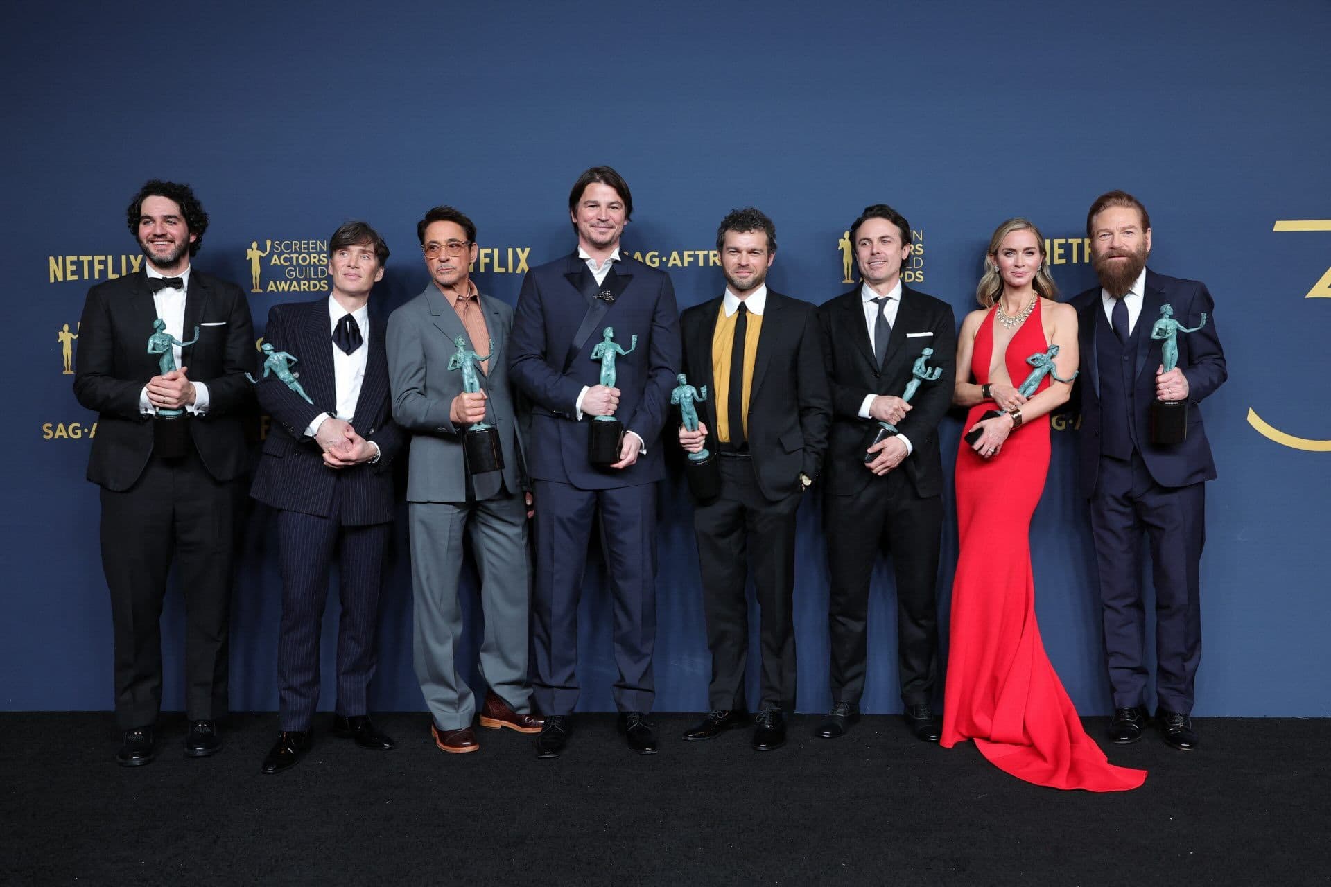 Los actores y actrices de la película 'Oppenheimer' posan en 2024 con el premio SAG al Mejor Reparto