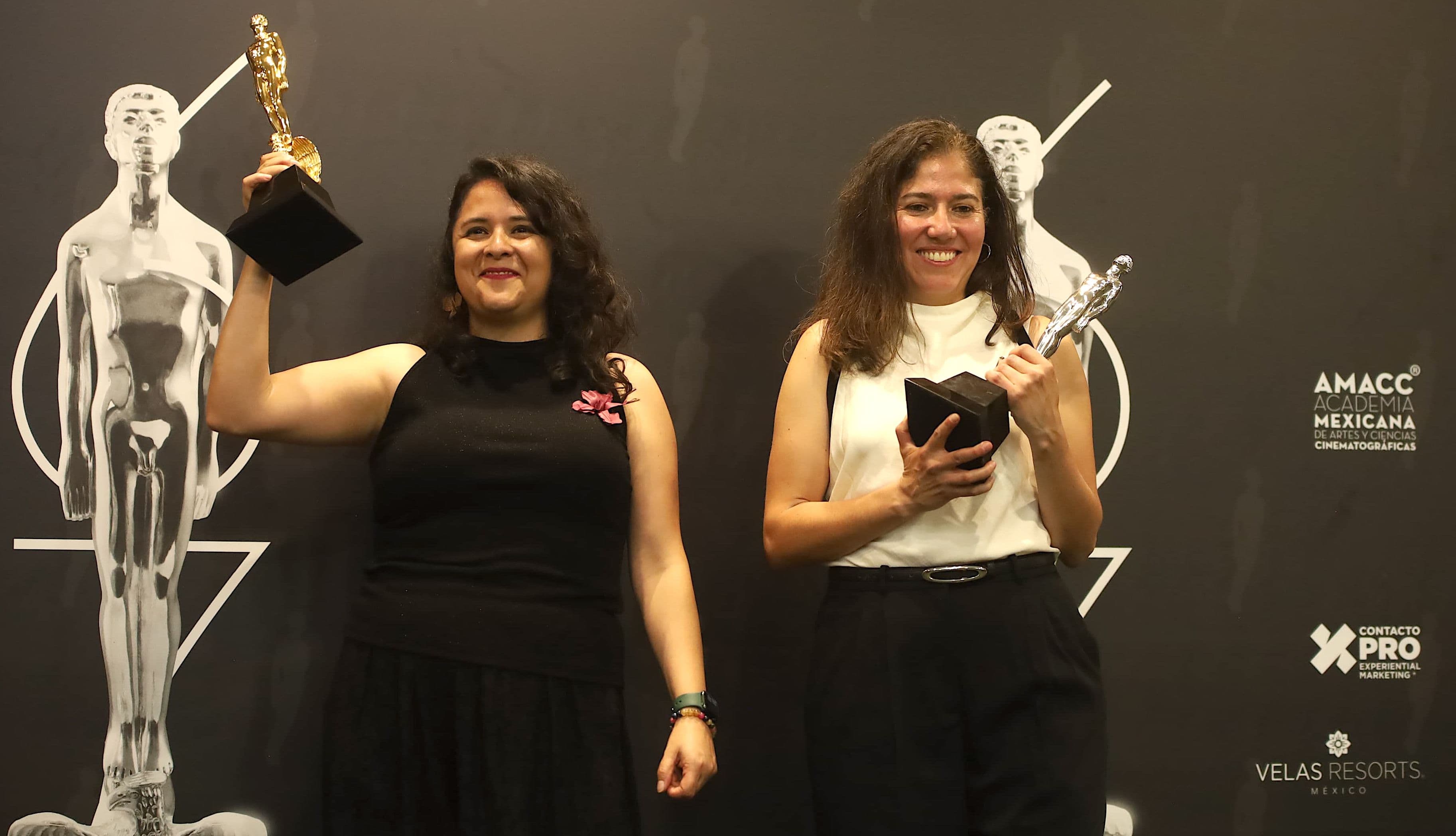Las directoras de 'Sujo', Astrid Rondero y Fernanda Valadez, posan en el photocall de los Premios Ariel 2025