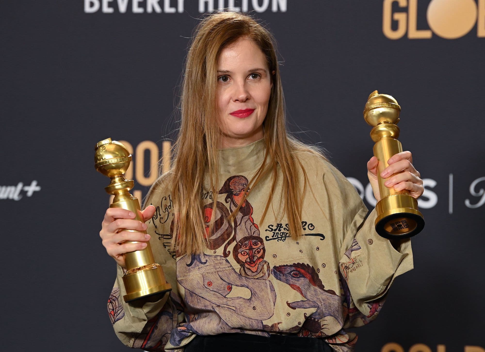 Justine Triet posa con sendos premios en los Globos de Oro a 'Mejor Película de habla no inglesa' y 'Mejor Guion'