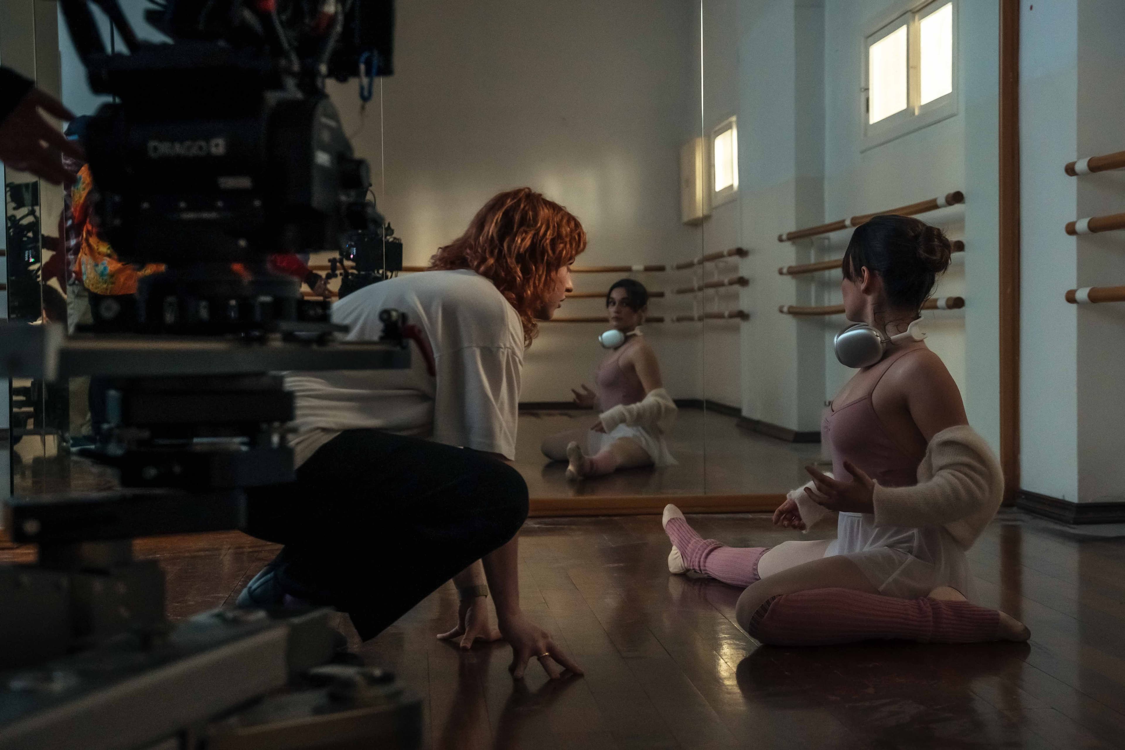 La directora Chloé Wallace junto a Eléa Rochera, durante el rodaje de 'Mala influencia'