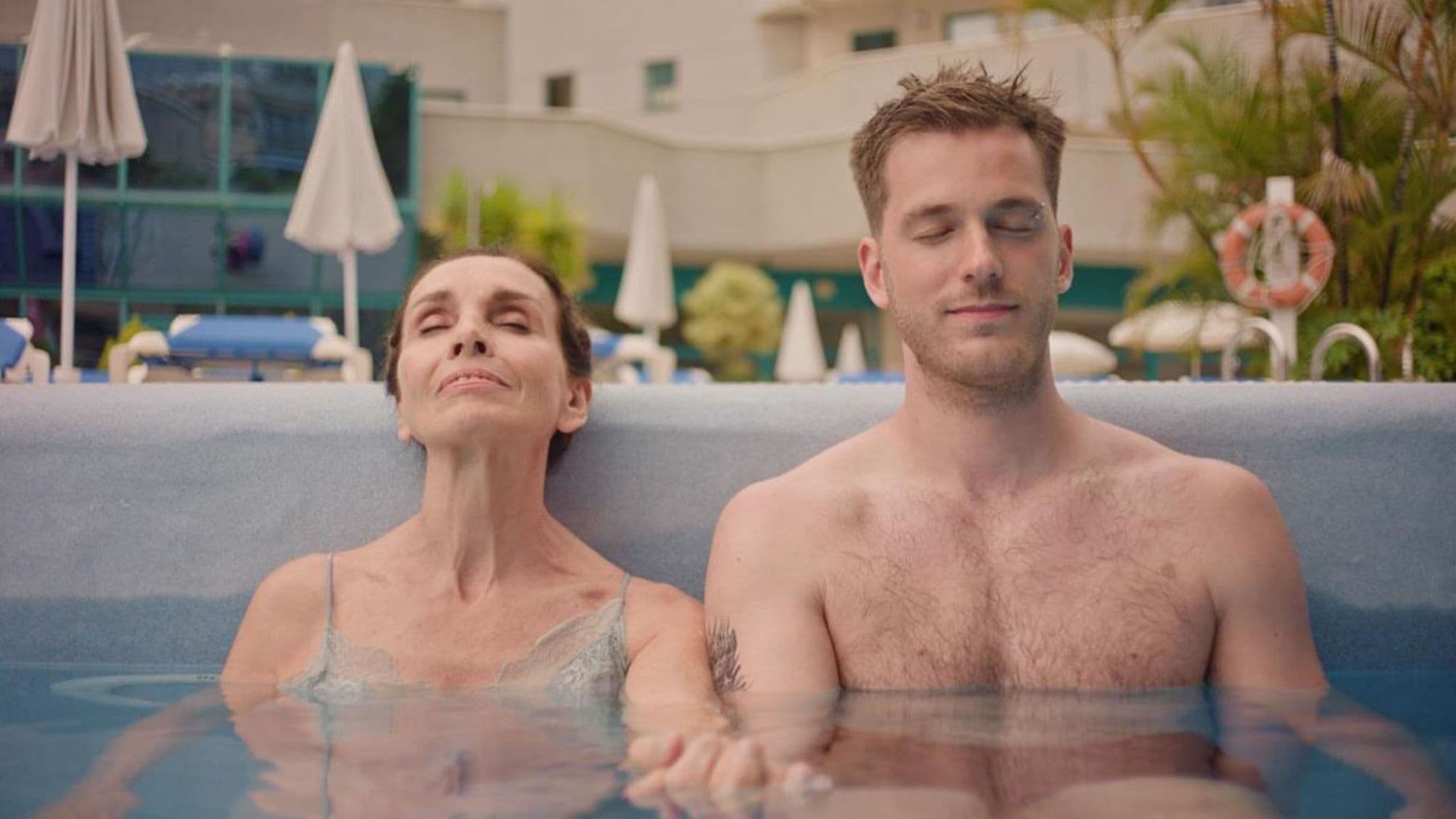 Ana Belén y Manu Vega, en un fotograma de 'Islas', de Marina Seresesky