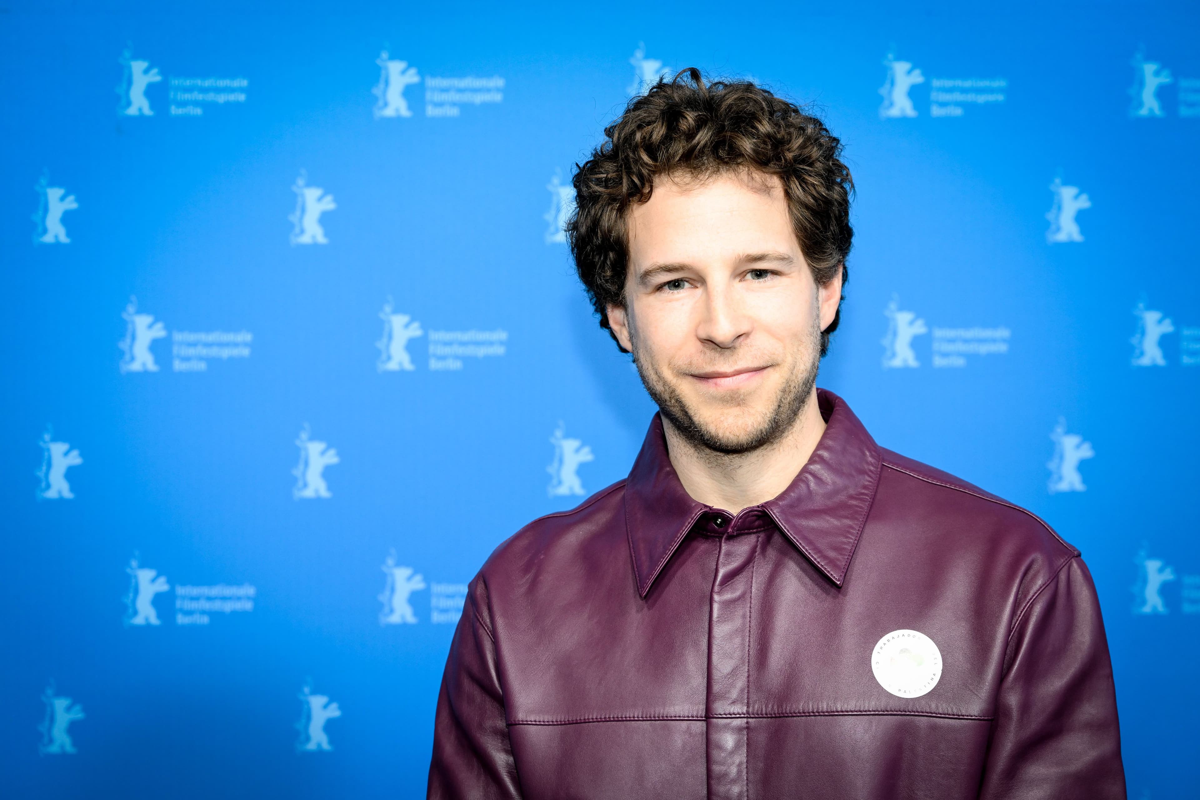 El actor Álvaro Cervantes posa en el photocall de 'Sorda' durante el Festival de Berlín 2025