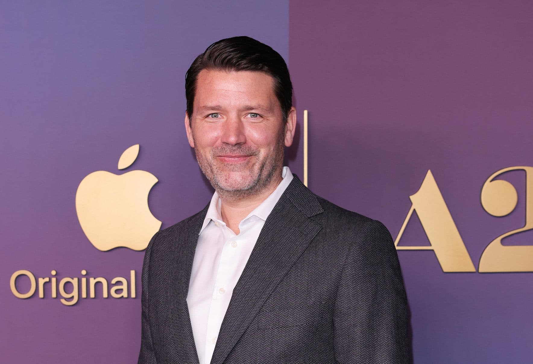 Benjamin Caron posa en la premiere de 'Embaucadores', su primera película