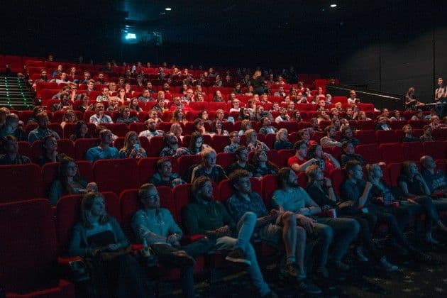 Espectadores en una sala de cine prácticamente llena