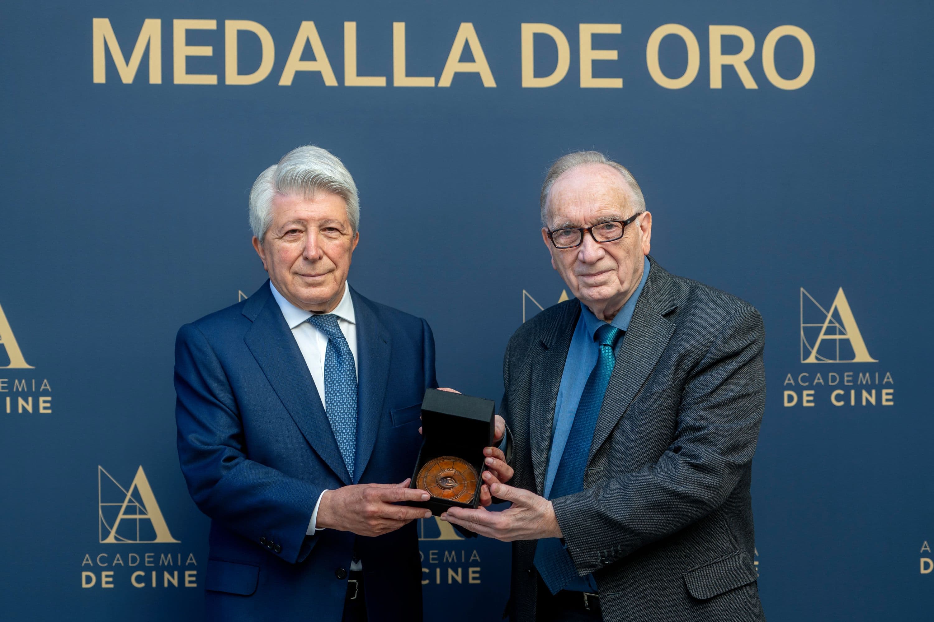 Fernando Méndez-Leite y Enrique Cerezo en la entrega de la Medalla de Oro de la institución