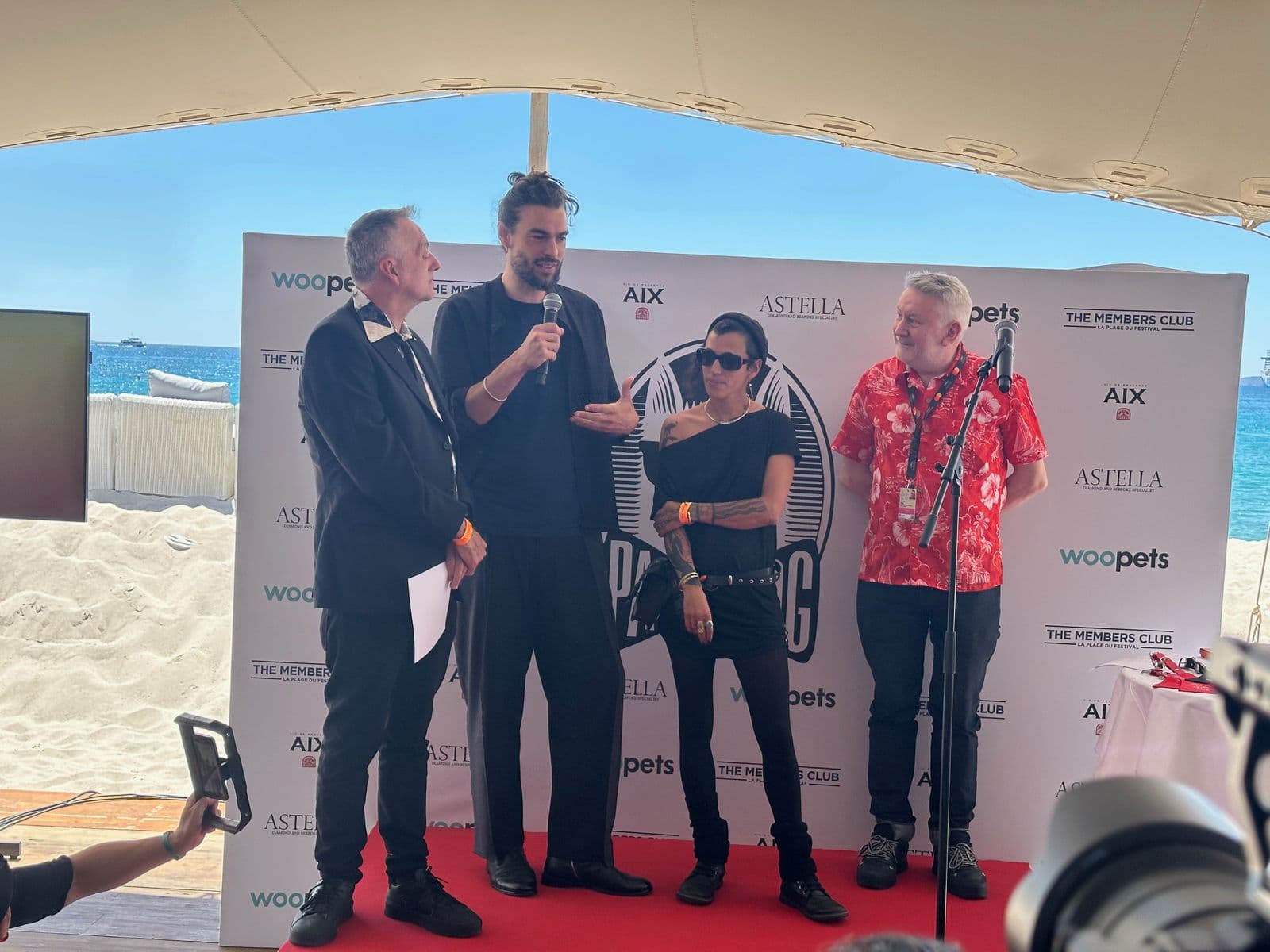 Óliver Laxe y el equipo de 'Sirat' durante la presentación de la Palm Dog en el Festival de Cannes 2025