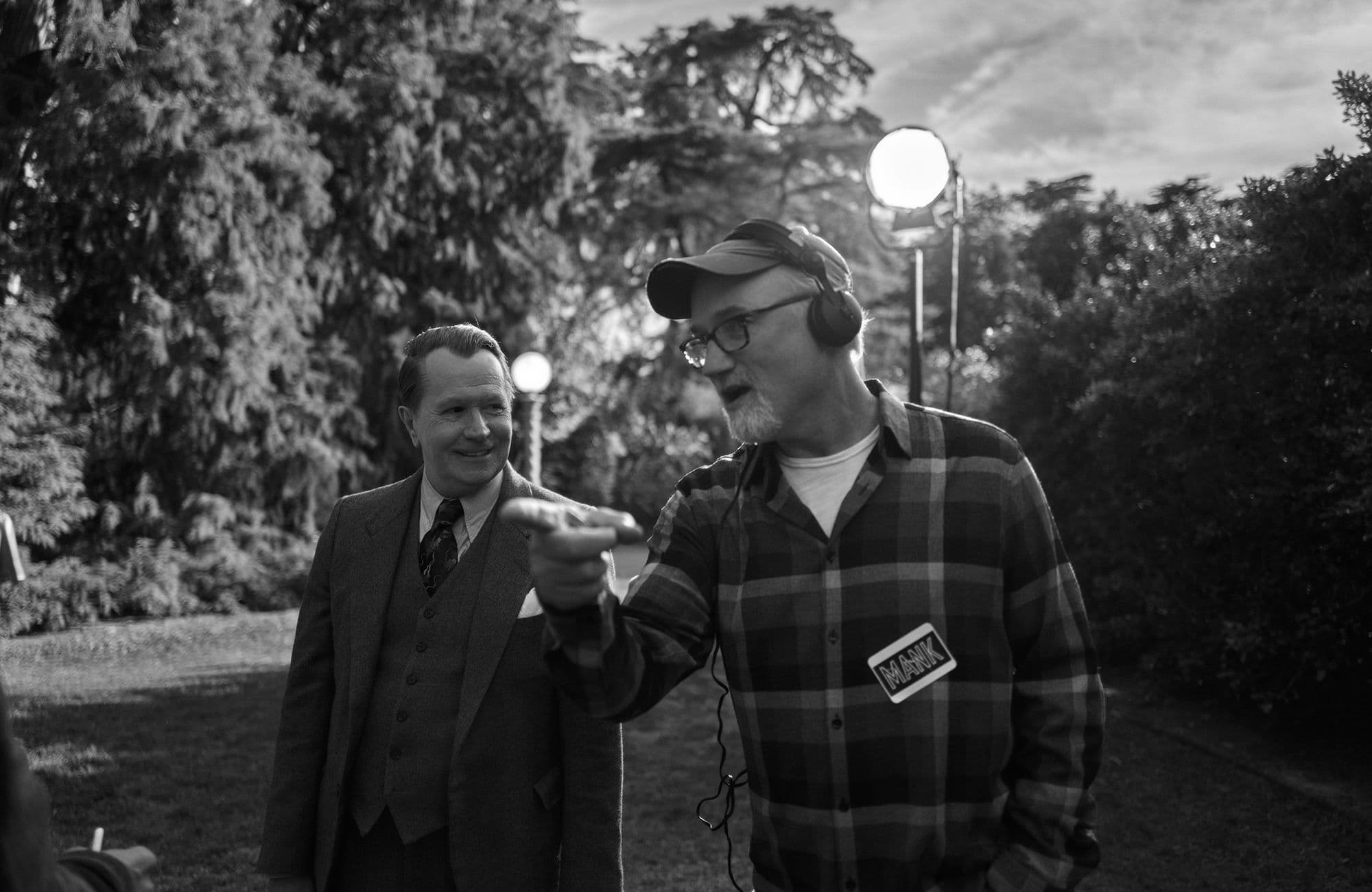 El actor Gary Oldman y el director David Fincher durante el rodaje de 'Mank'