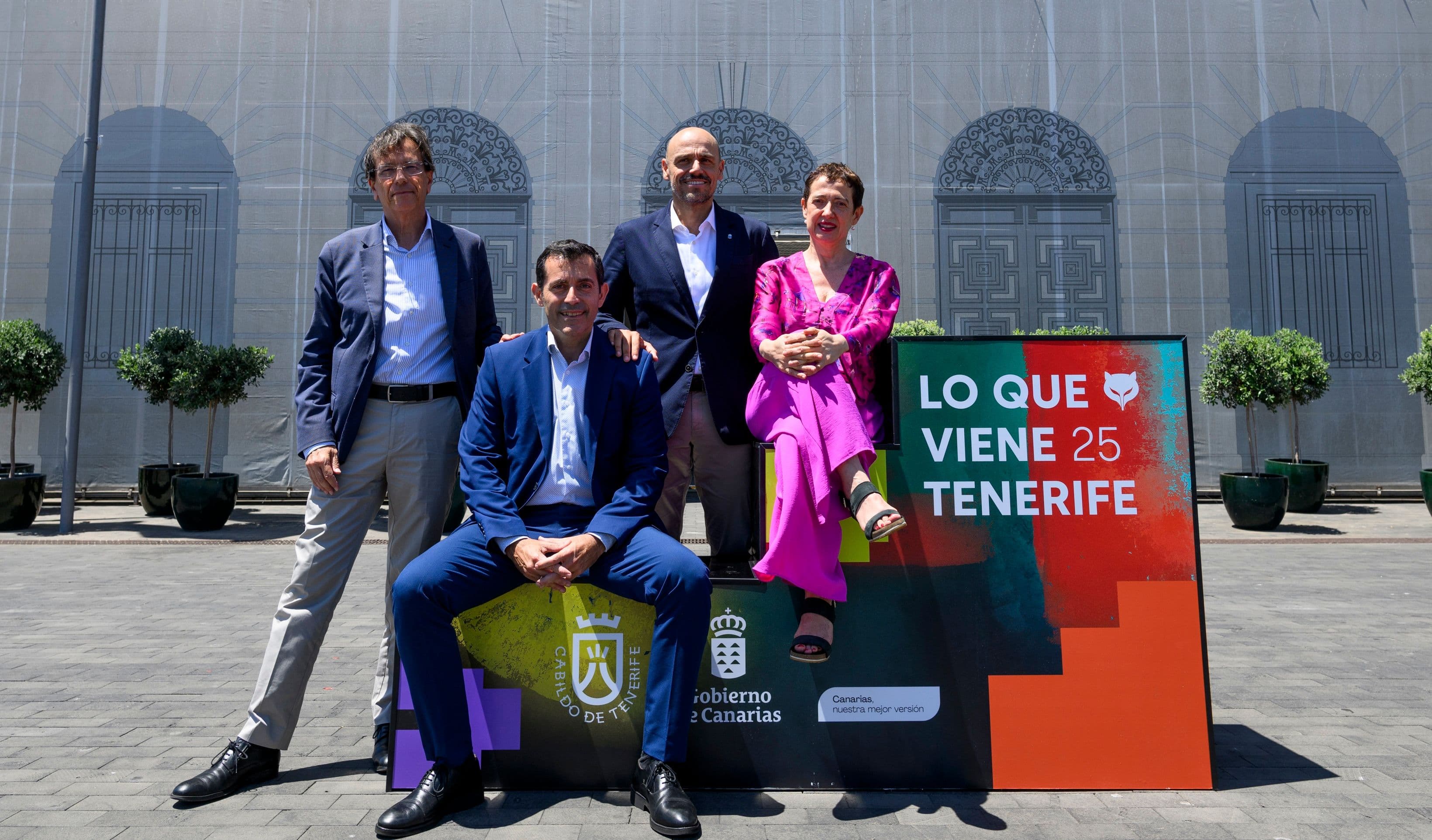 Fotografía institucional del festival Lo que viene 2025, en Santa Cruz de Tenerife, encabezada por María Guerra