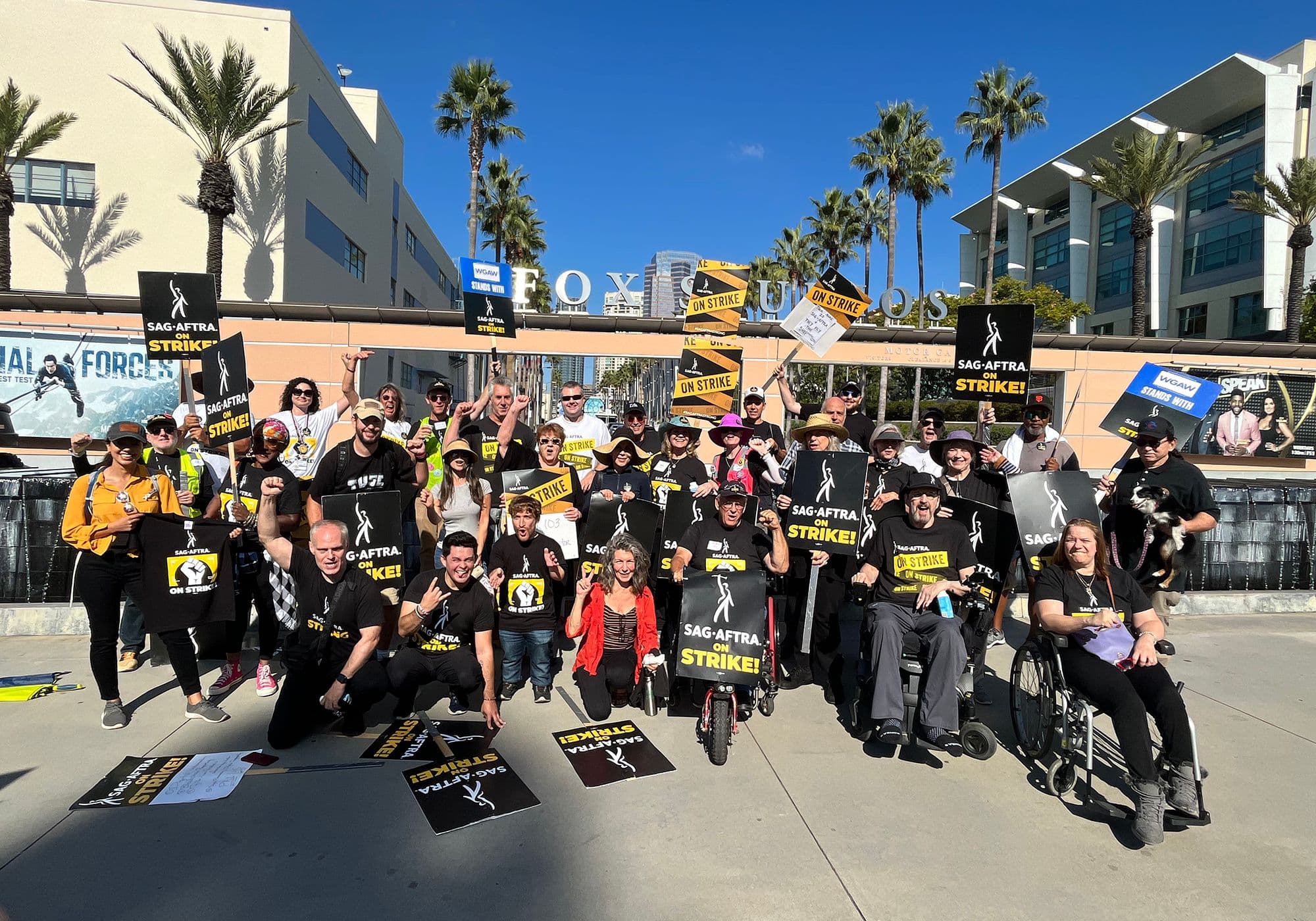 Un piquete a las puertas de FOX en Los Angeles durante la huelga de actores de 2023