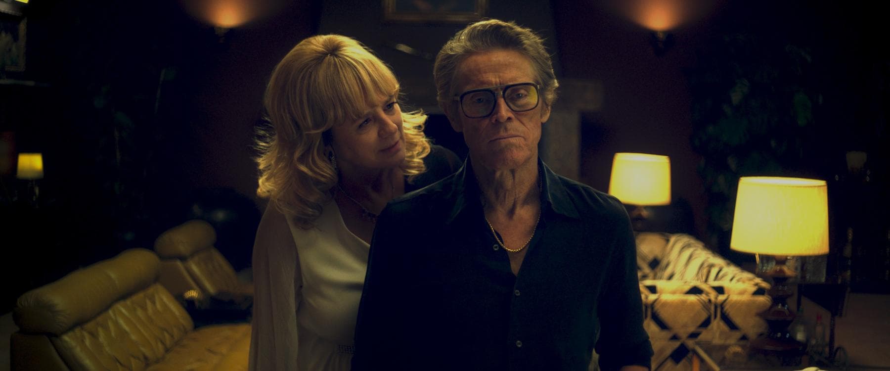 Emma Suárez y Willem Dafoe en un fotograma promocional de 'El anfitrión', de Miguel Ángel Jiménez