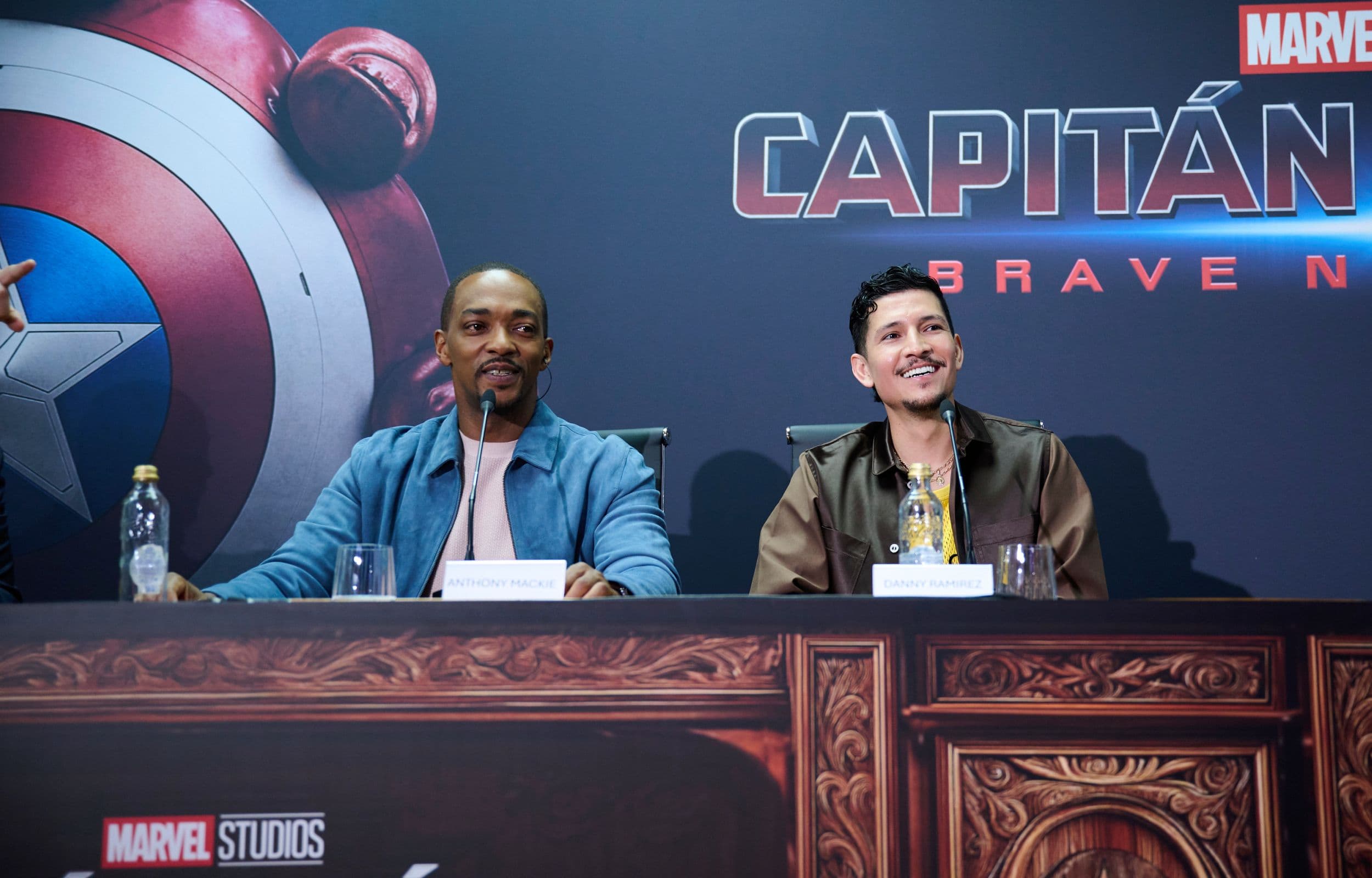 Los actores Anthony Mackie y Danny Ramírez en la rueda de prensa de 'Capitán América: Brave new world' en Madrid