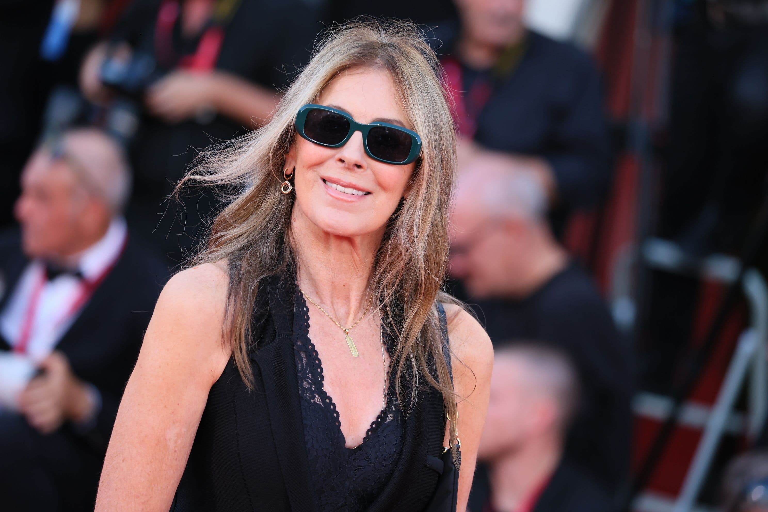 La directora Kathryn Bigelow posa en la alfombra roja de 'Una casa llena de dinamita' durante el Festival de Venecia 2025