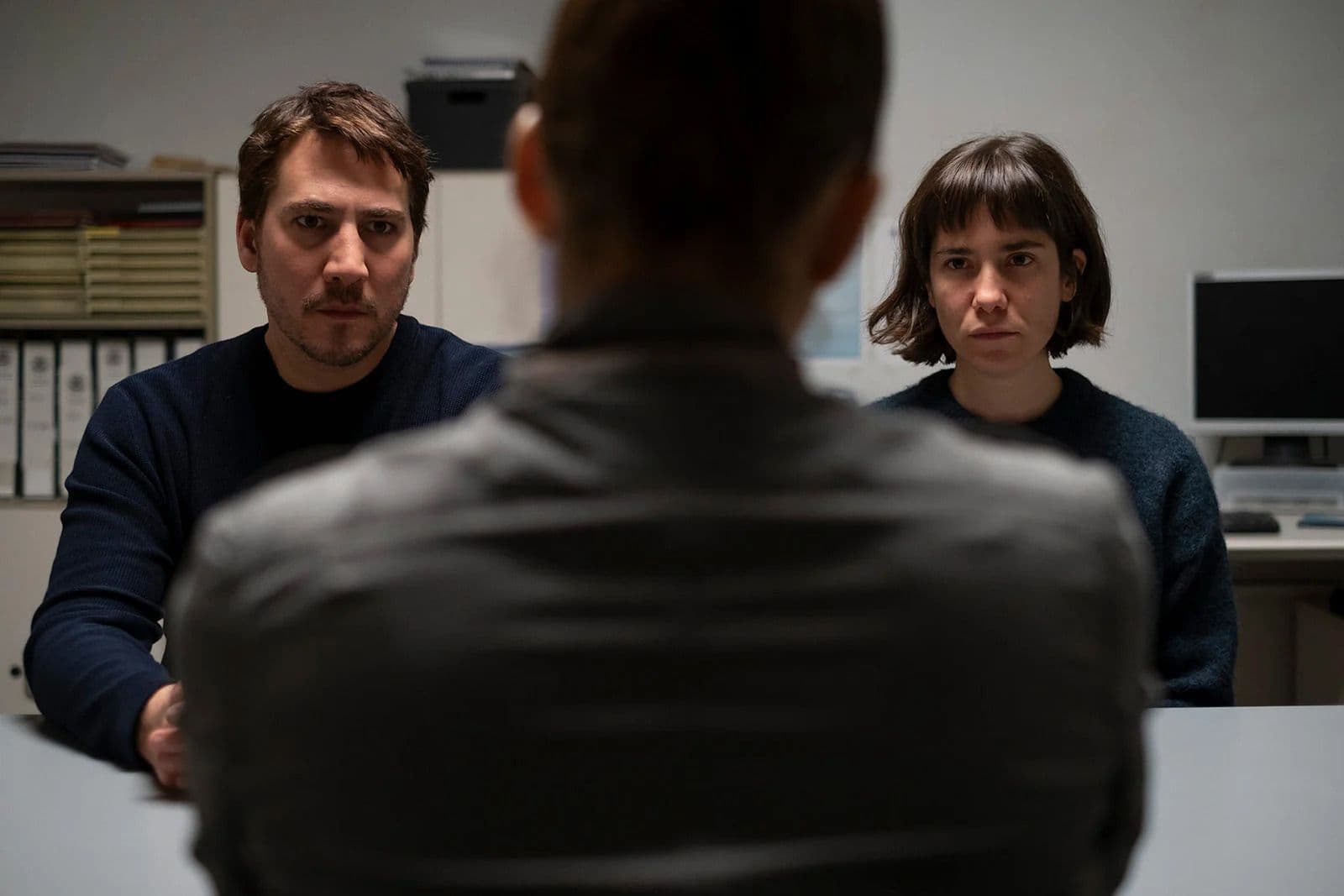 Los actores Alberto Ammann y Bruna Cusí, en una imagen promocional de la película 'Upon entry (La llegada)'