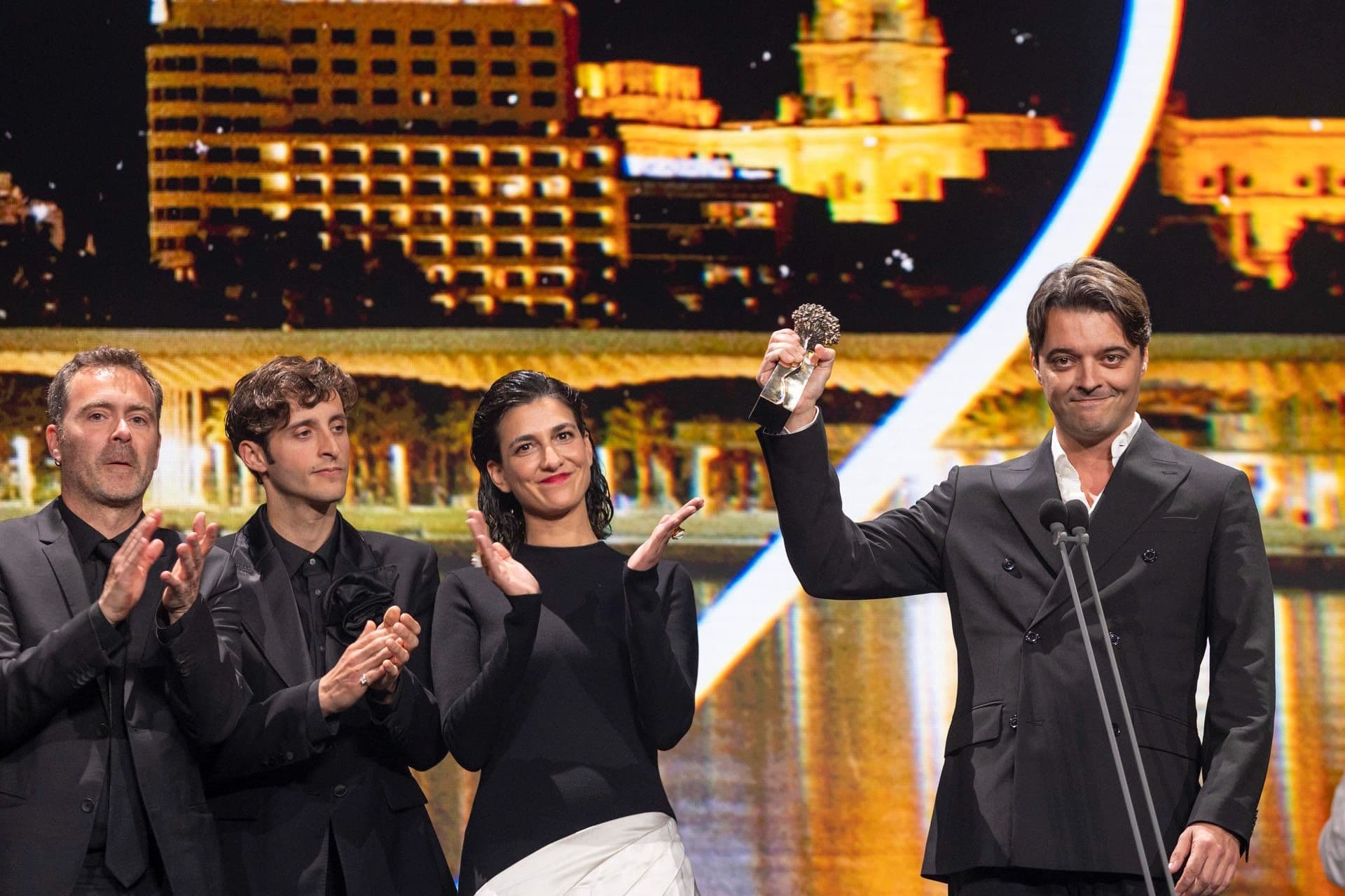 El productor Cristóbal García recoge la Biznaga de Oro del Festival de Málaga junto al equipo de 'Segundo premio'