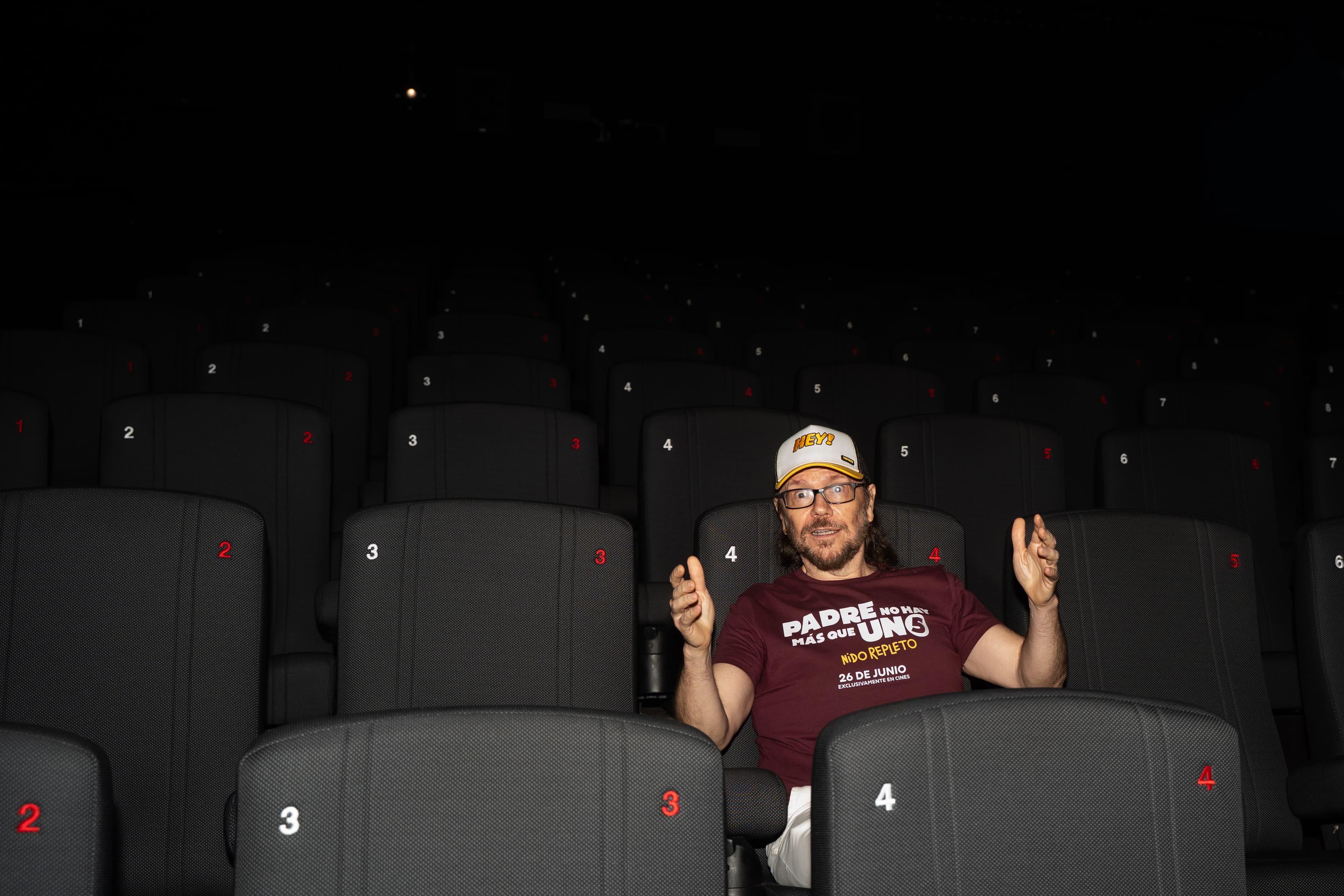 El actor y director Santiago Segura presenta 'Padre no hay más que uno 5' en un cine de Alfafar, en Valencia