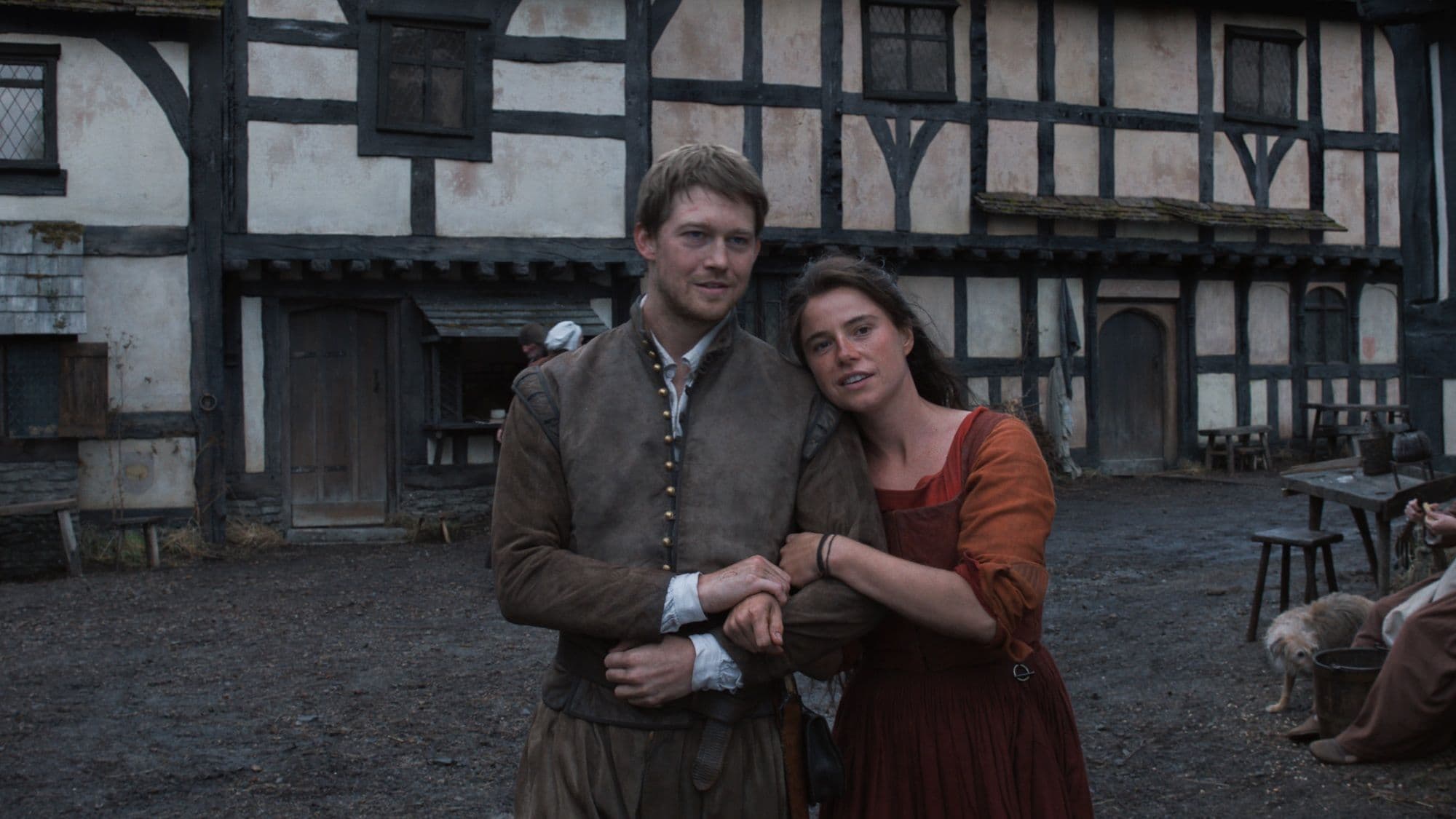 Joe Alwyn y Jessie Buckley, en un fotograma promocional de 'Hamnet', de Chloé Zhao