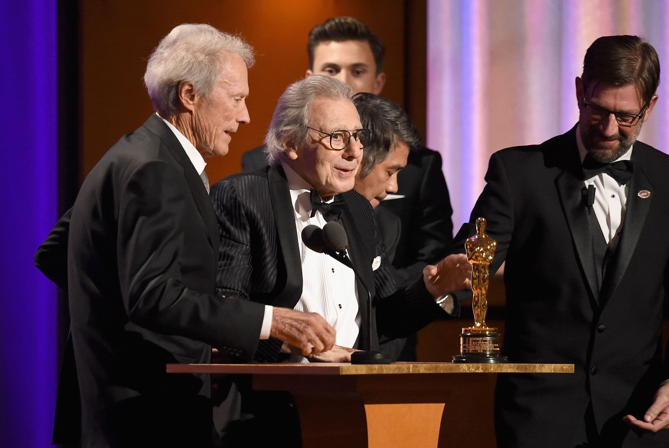 Lalo Schifrin, acompañado de Clint Eastwood, recoge el Oscar Honorífico en noviembre de 2018