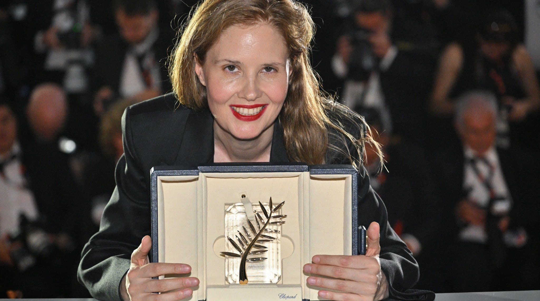 Justine Triet posa con la Palma de Oro del Festival de Cannes por 'Anatomía de una caída'