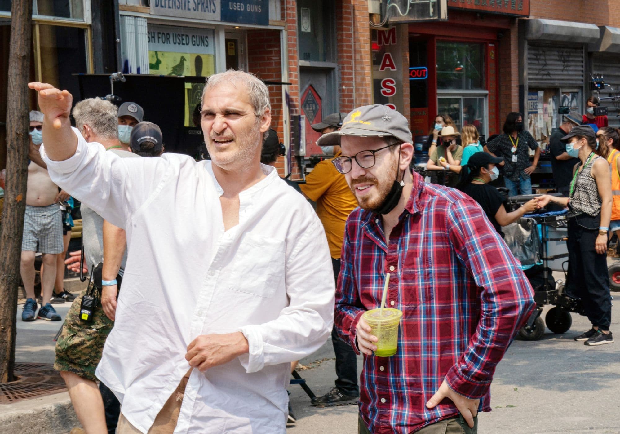 El director Ari Aster y el actor Joaquin Phoenix durante el rodaje de 'Beau tiene miedo'