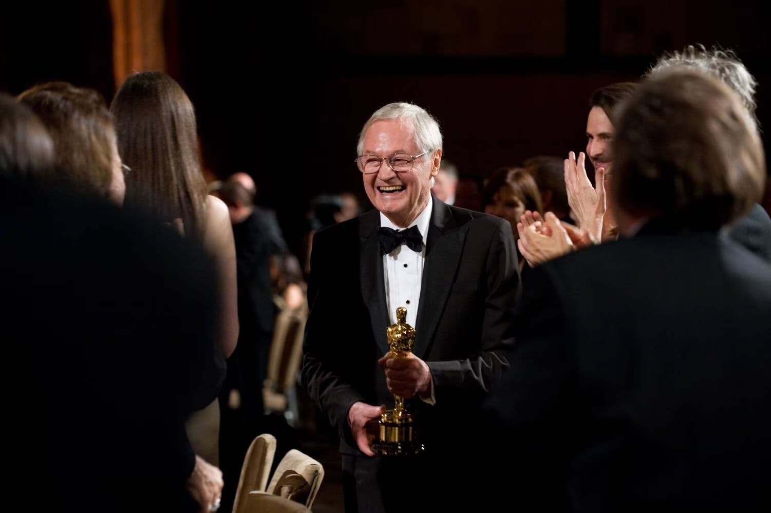 El productor y director Roger Corman recoge su Oscar honorífico en la gala de los Governors Awards del año 2009