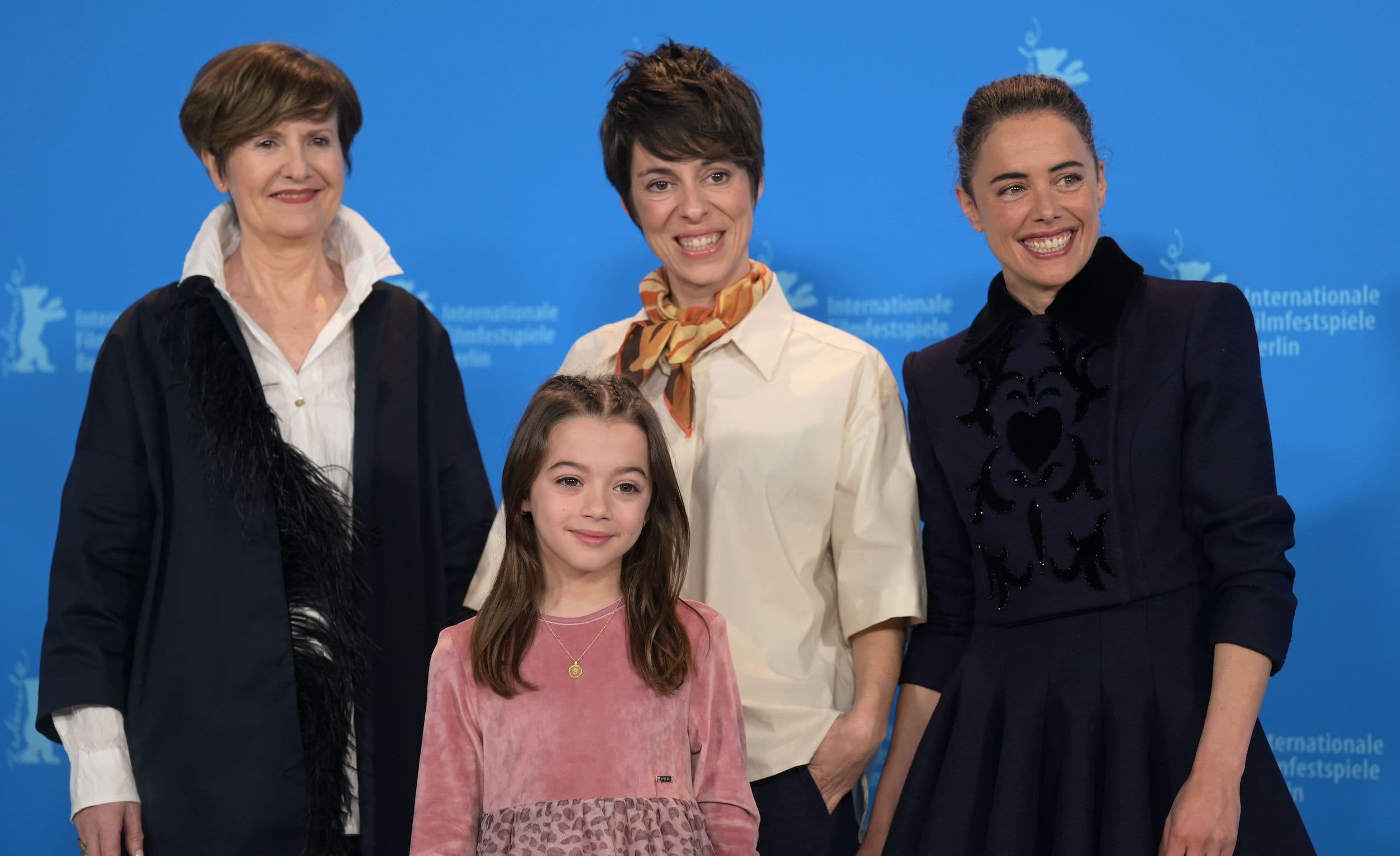 Las actrices de '20.000 especies de abejas', con la directora Estíbaliz Urresola, en el photocall de la Berlinale 2023