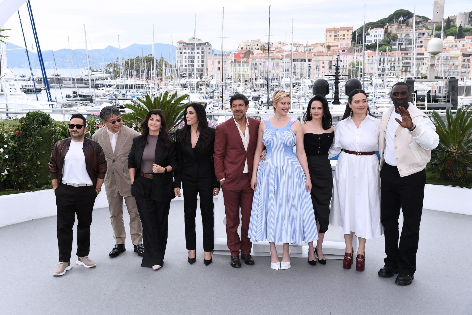 Jurado de la 77 edición de Cannes. De izqa. a dcha.: J.A. Bayona, Kore-eda Hirokazu, Ebru Ceylan, Nadine Labaki, Pierfrancesco Favino, Greta Gerwig, Eva Green, Lily Gladstone y Omar Sy