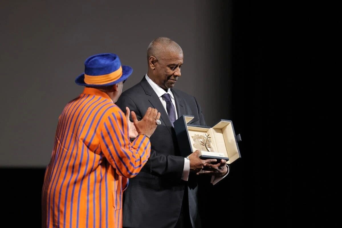 Denzel Washington, recibiendo la Palma de Oro honorífica en reconocimiento a su carrera, junto a Spike Lee