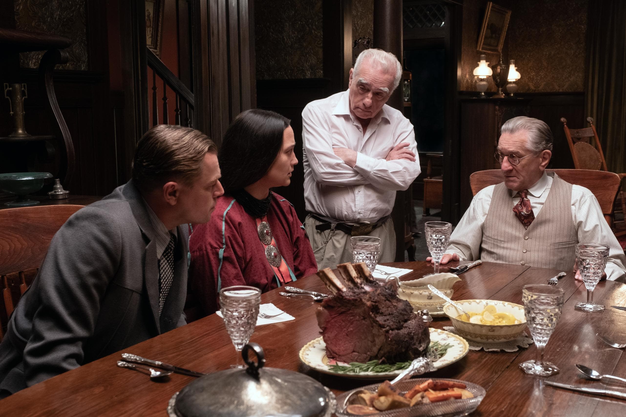 El director Martin Scorsese, rodeado de sus actores -Leonardo DiCaprio, Lily Gladstone y Robert de Niro- en el rodaje de 'Los asesinos de la luna'