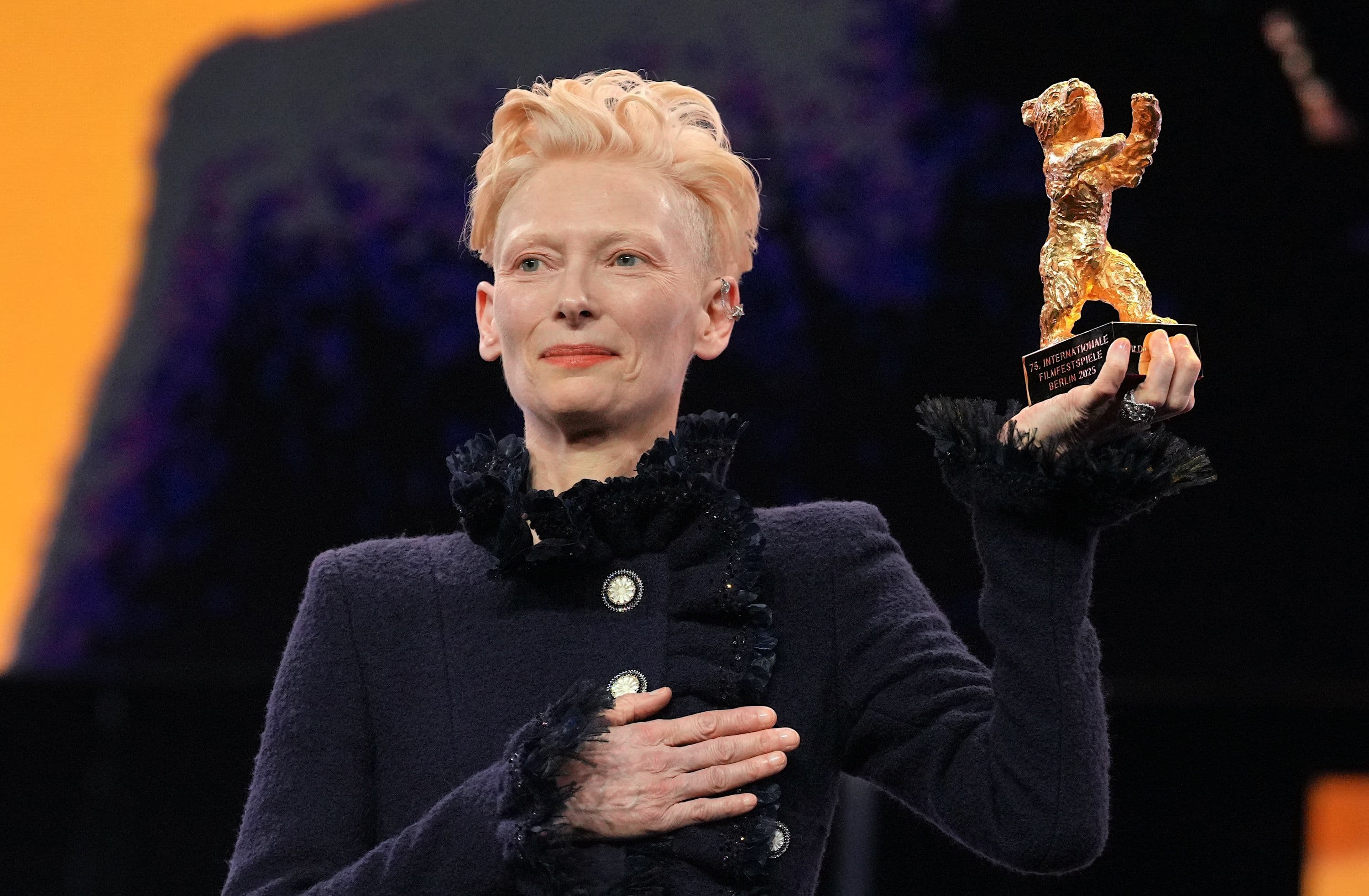 La actriz Tilda Swinton muestra el Oso de Oro honorífico de la Berlinale 2025