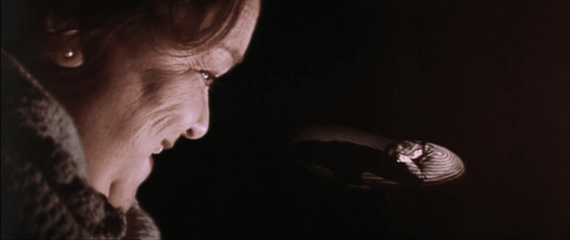 Fotograma de la película 'Angustia', de Bigas Luna, con Zelda Rubinstein en la imagen