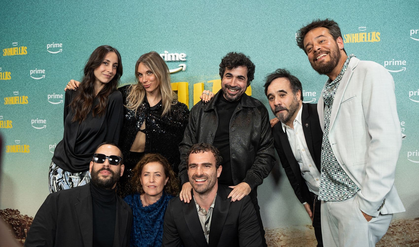 Paco Caballero, Gemma Ferraté, Samantha López y Koldo Serra, con parte del equipo de la serie