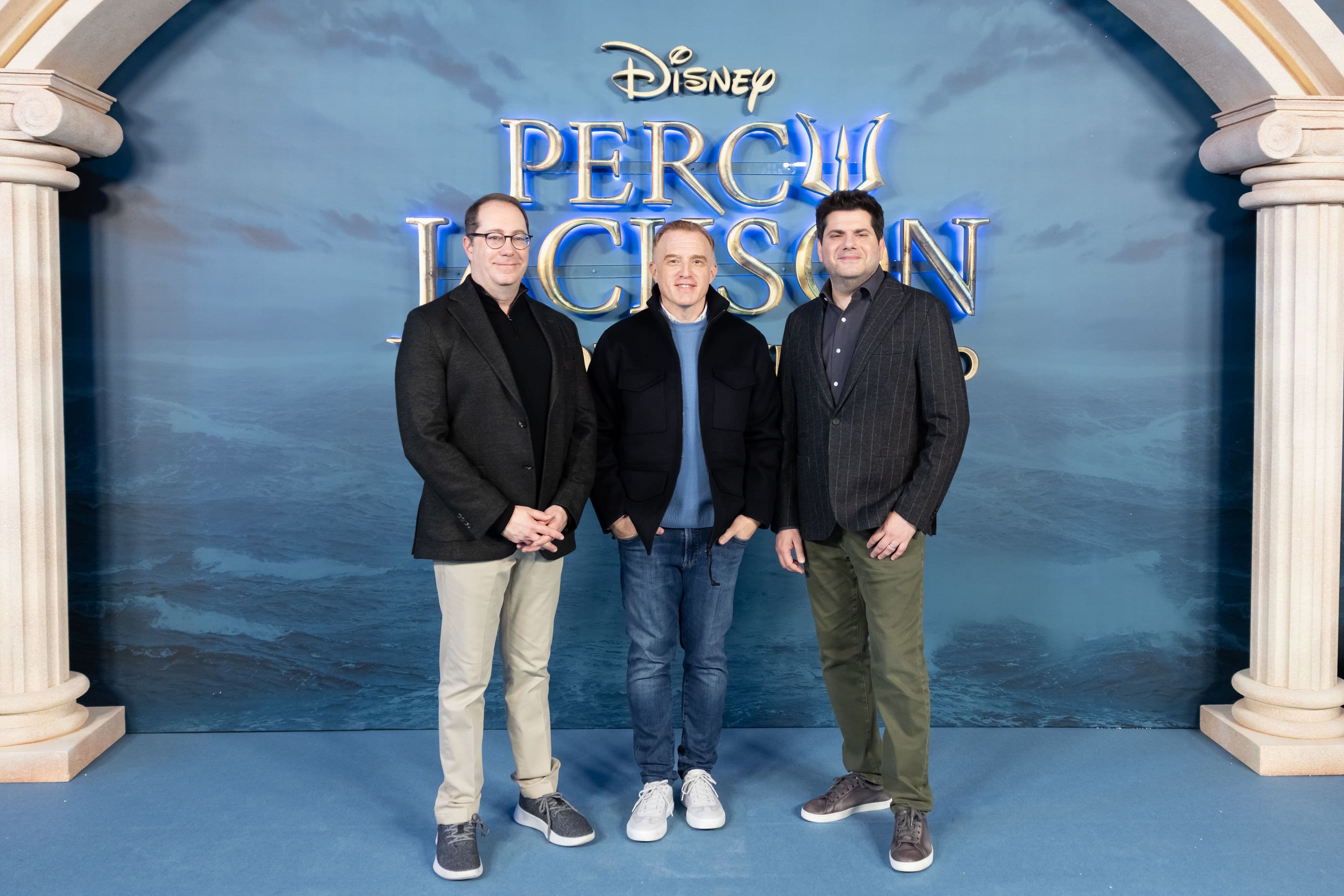 Craig Silverstein, Jonathan Steinberg y Dan Shotz, en el photocall en Madrid de la presentación de la segunda temporada de la serie 'Percy Jackson'