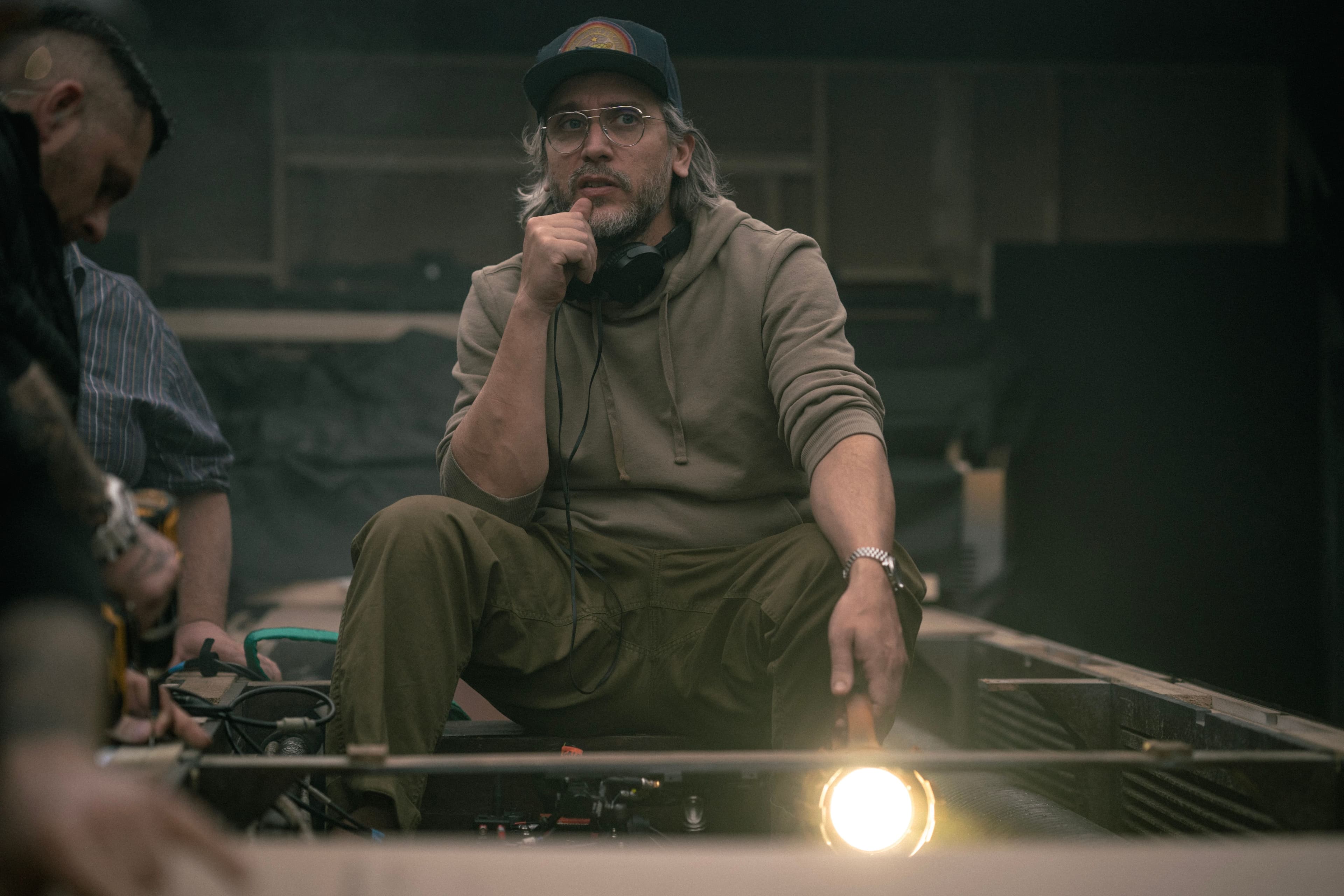 Fede Álvarez en el set de rodaje de 'Alien: Romulus'
