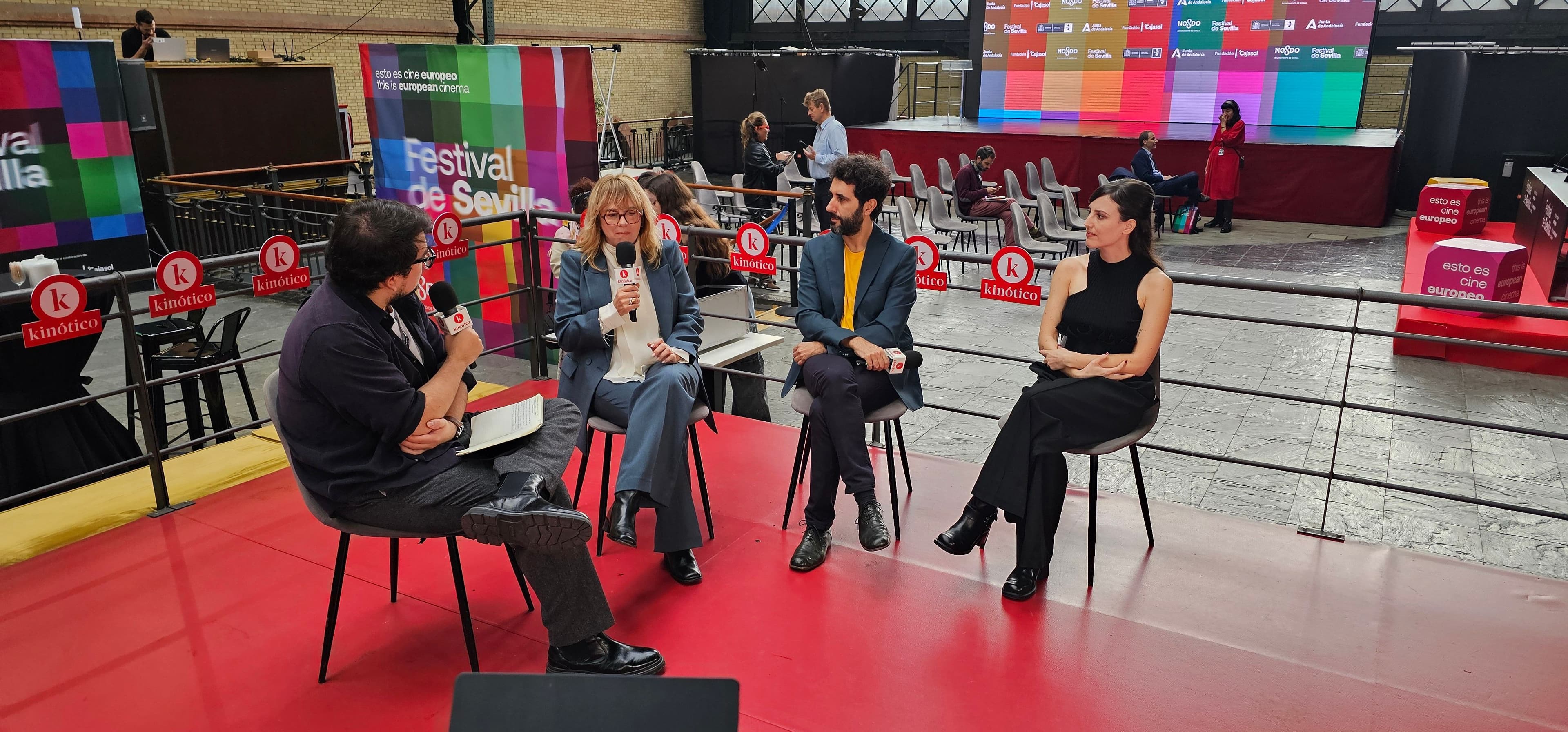 Emma Suárez, Aitor Echevarría y Natalia de Molina, equipo de 'Desmontando un elefante', a su paso por el set de Kinótico en el Festival de Sevilla