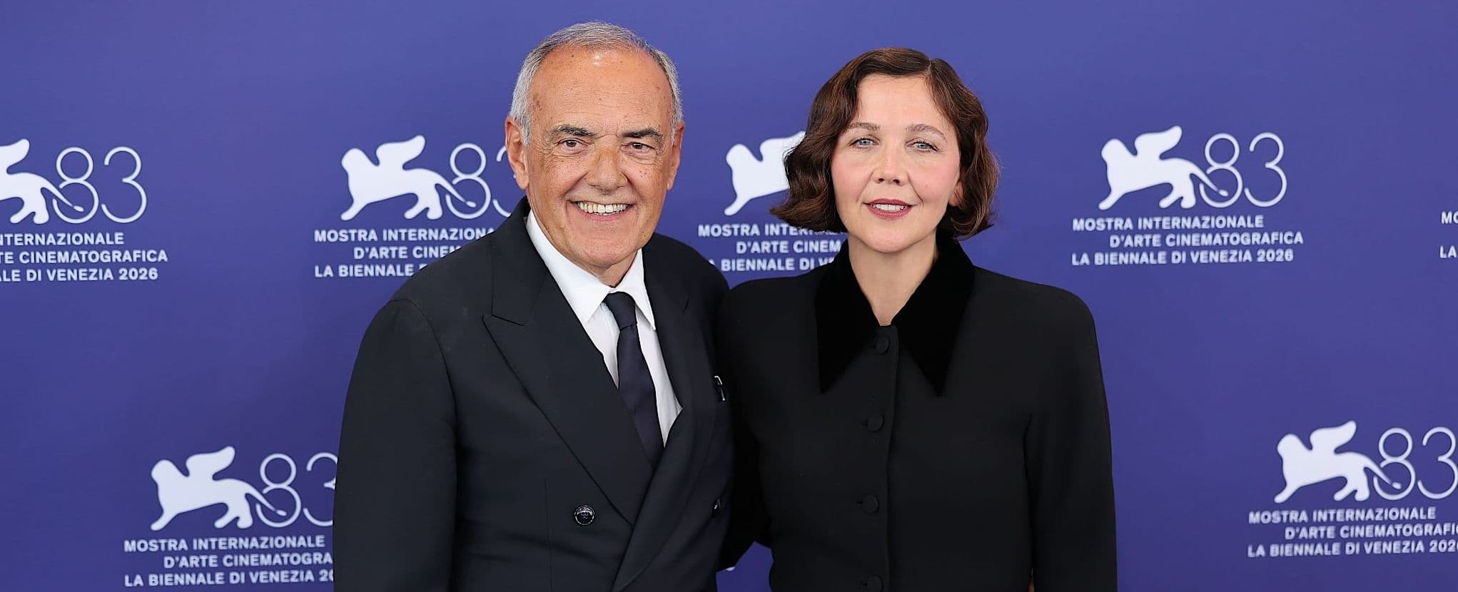 Alberto Barbera, director artístico de la Mostra de Venecia, posa en el photocall de la edición 83 con la directora y actriz Maggie Gyllenhaal, presidenta del jurado, en septiembre de 2026