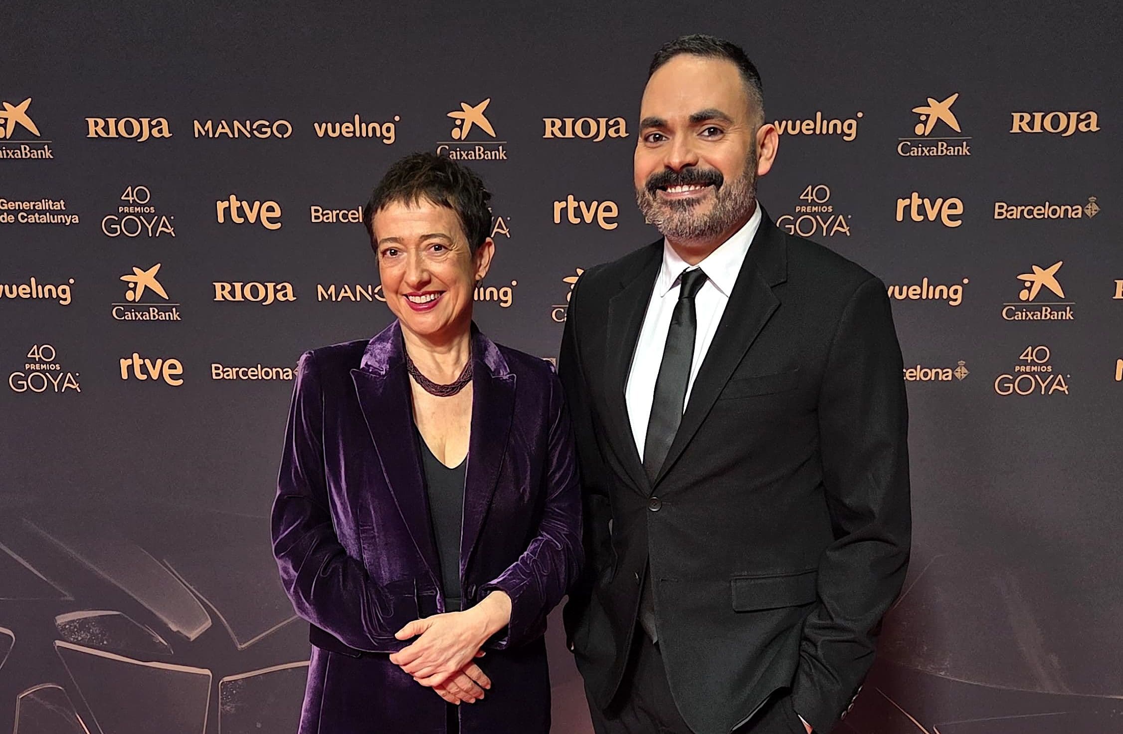 María Guerra y David Martos sonríen en la alfombra roja de los 40 Premios Goya en Barcelona