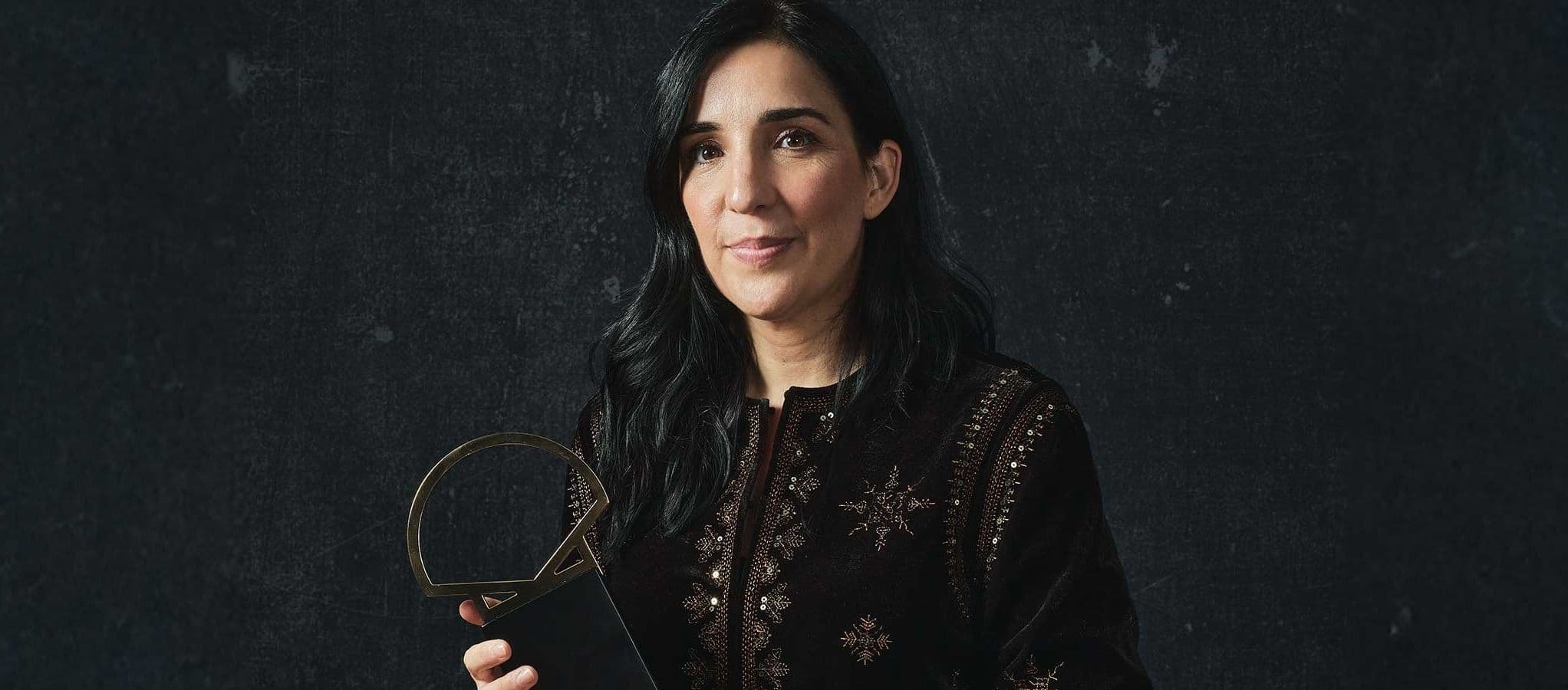 La directora Alauda Ruiz de Azúa posa con la Concha de Oro 2025 del Festival de San Sebastián para su película 'Los domingos'