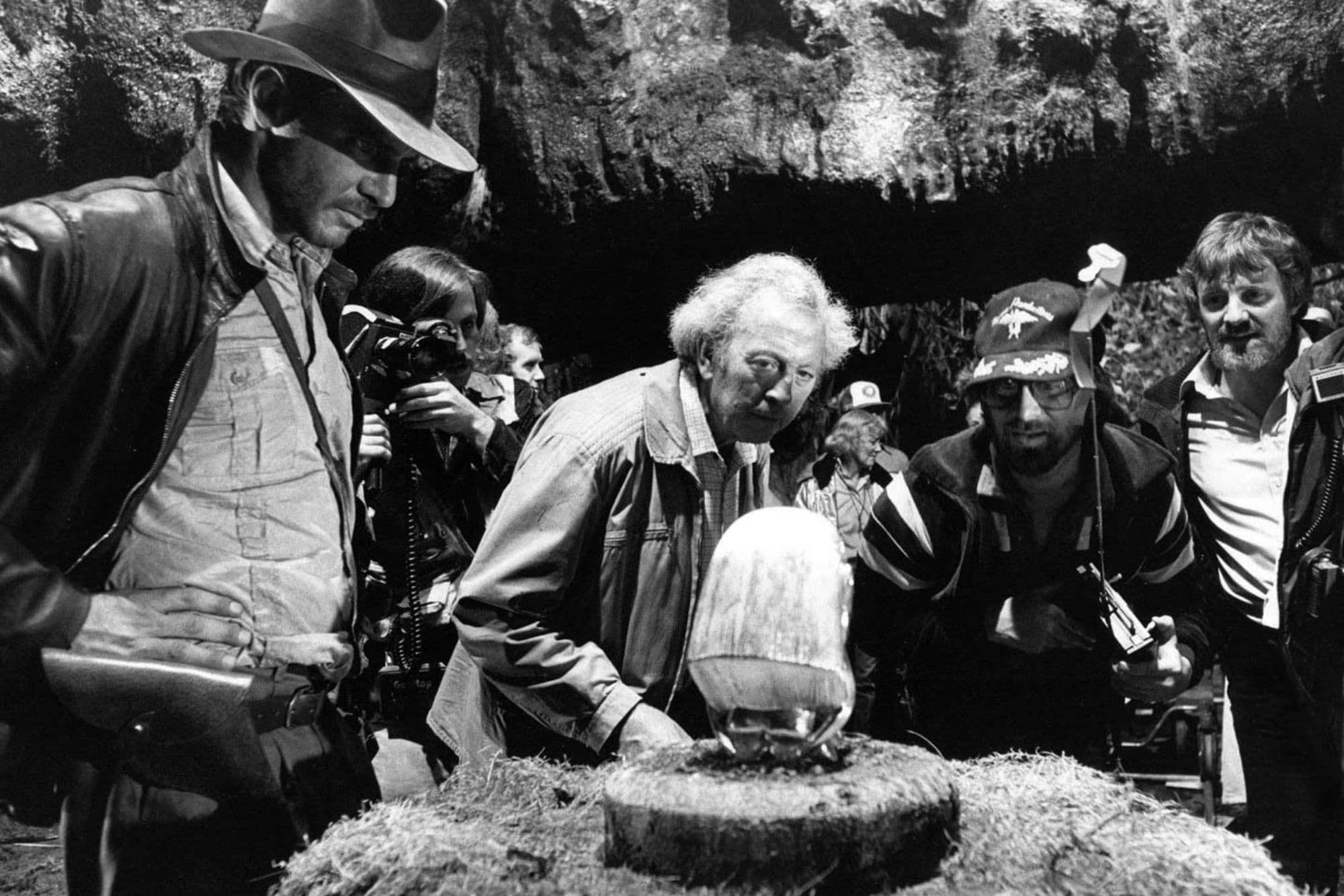 Les Dilley, junto a Harrison Ford y George Lucas, durante el rodaje de la película de Indiana Jones 'En busca del arca perdida'