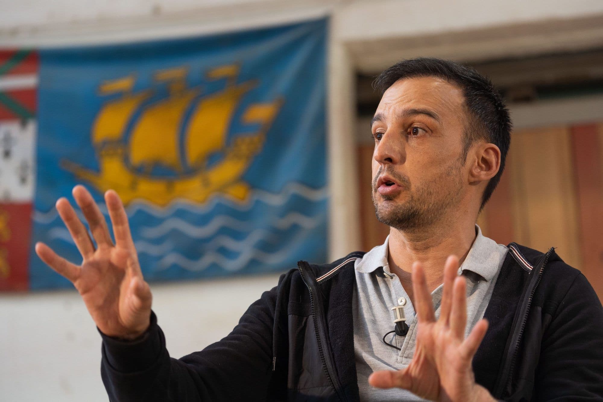 Alejandro Amenábar durante su último rodaje, el de 'La fortuna', para Movistar Plus+