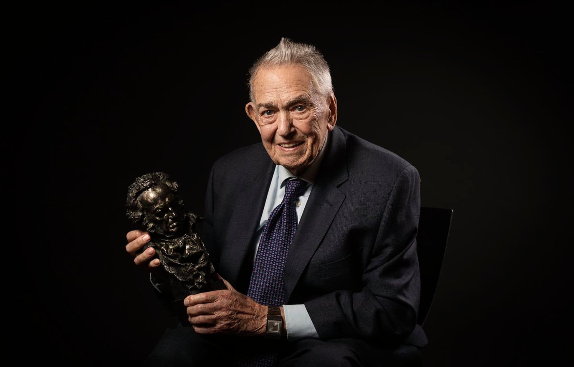 El histórico director de fotografía y restaurador e investigador Juan Mariné posa con el Premio Goya de Honor recibido en 2024