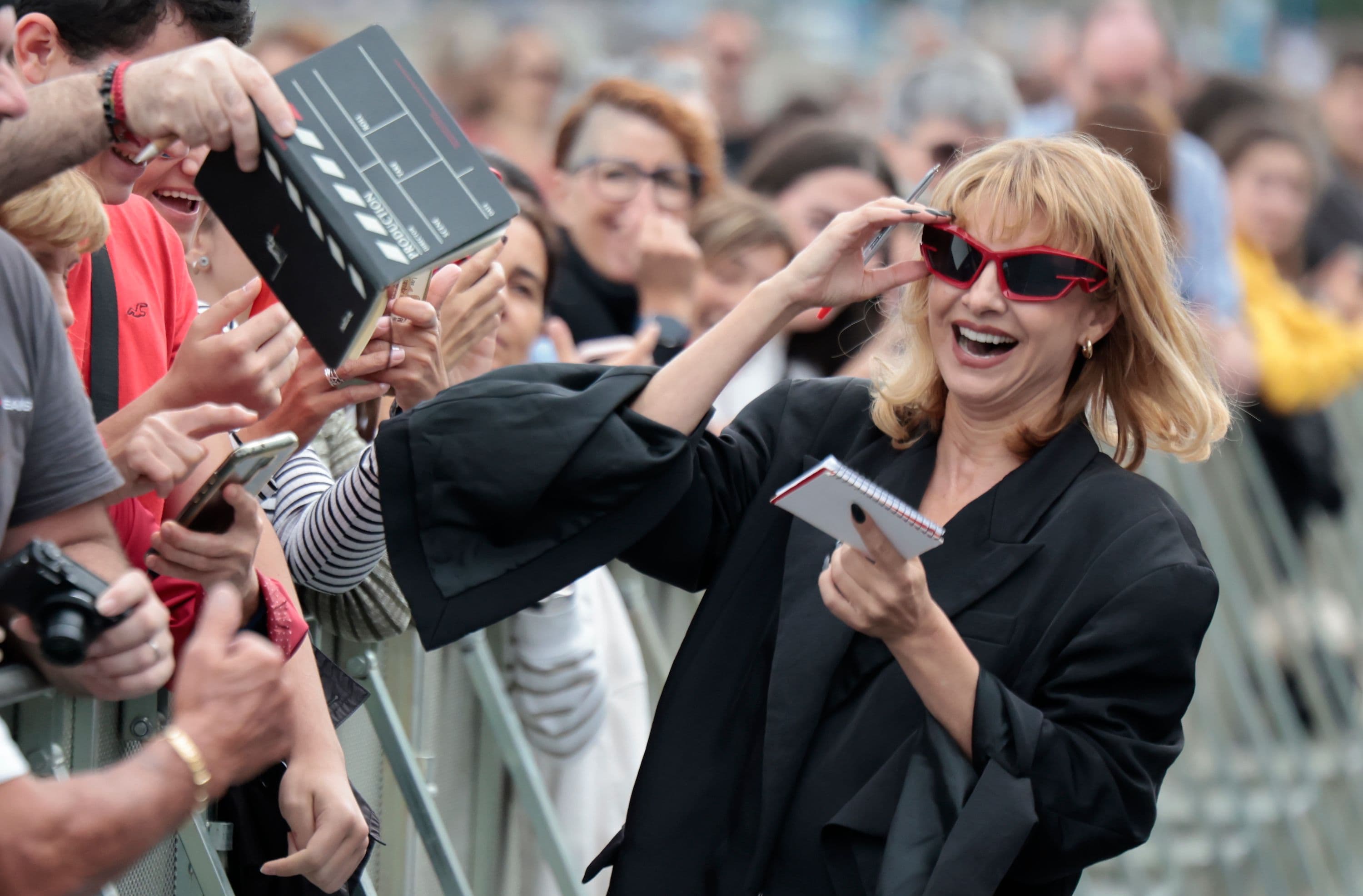 Najwa Nimri bromea con sus fans en el Festival de San Sebastián 2024