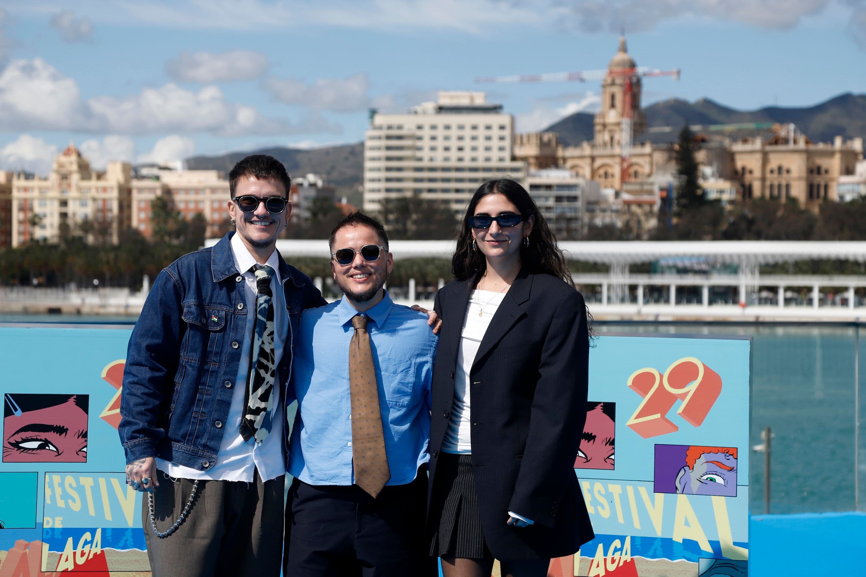 El director Ian de la Rosa (c) posa con los actores Silver Chicón y Herminia Loh en el photocall de 'Iván & Hadoum' del 29 Festival de Málaga