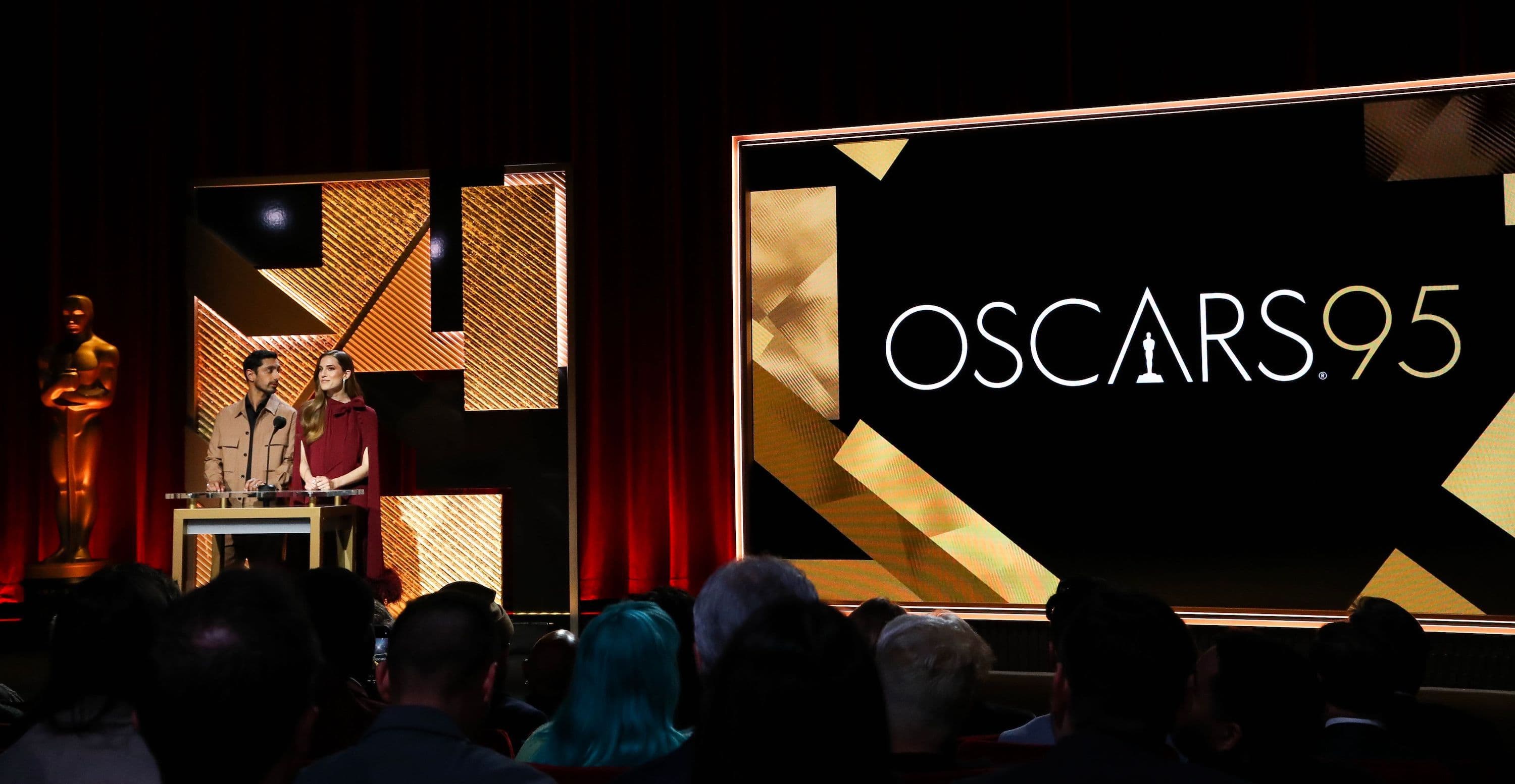 Los actores Riz Ahmed y Allison Williams, en el acto de lectura de nominaciones previo a los Oscar 2023