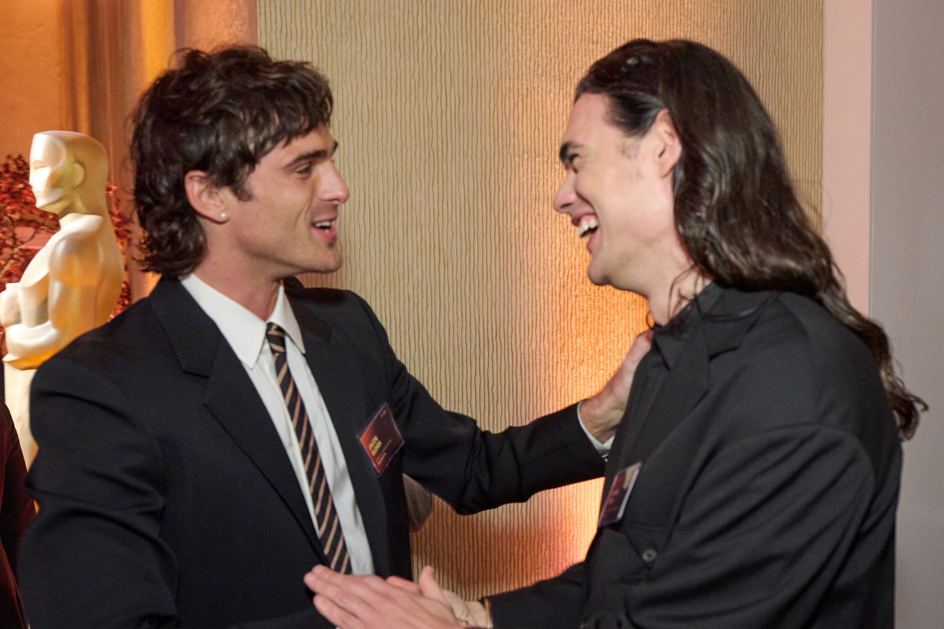 El actor Jacob Elordi y el director Oliver Laxe durante el almuerzo de nominados de la edición 98 de los Oscar