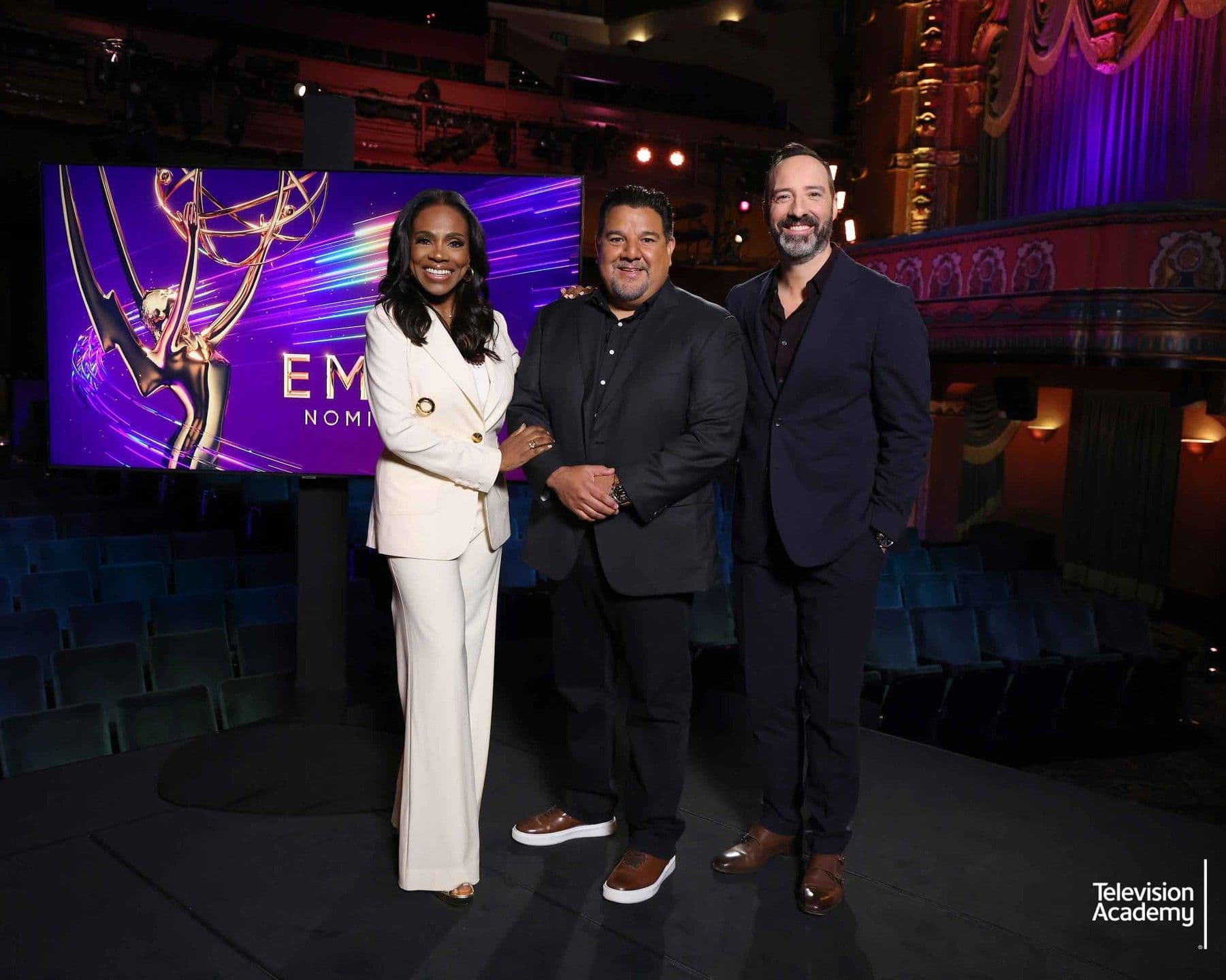 Los actores Sheryl Lee Ralph y Tony Hale, junto al presidente de la Television Academy Cris Abrego, en la lectura de nominaciones de los 76 Premios Emmy
